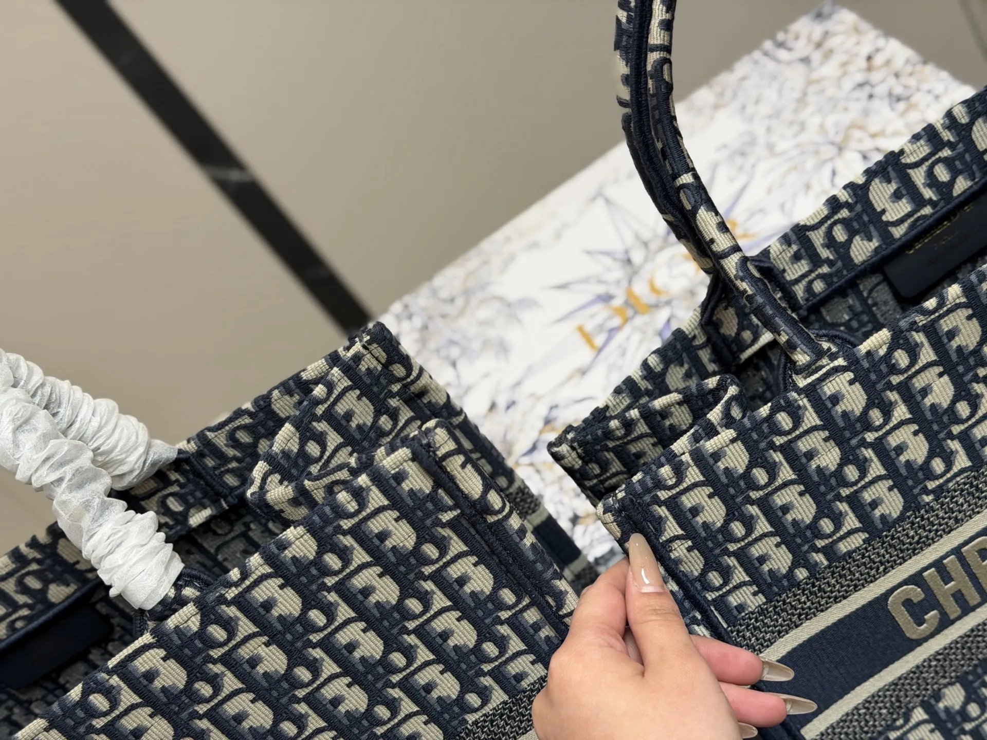 ¥195 ¥175 ¥150 配盒丝巾 Dior 原版布提花 Dior book tote今年最喜欢的一款购物袋 tote我用的次数最多的包 迪奥因为容量超级大 不管什么东西都向里面放 当然凹造型也是必须有 尺寸大号42 cm 中号36cm 小号 26cm