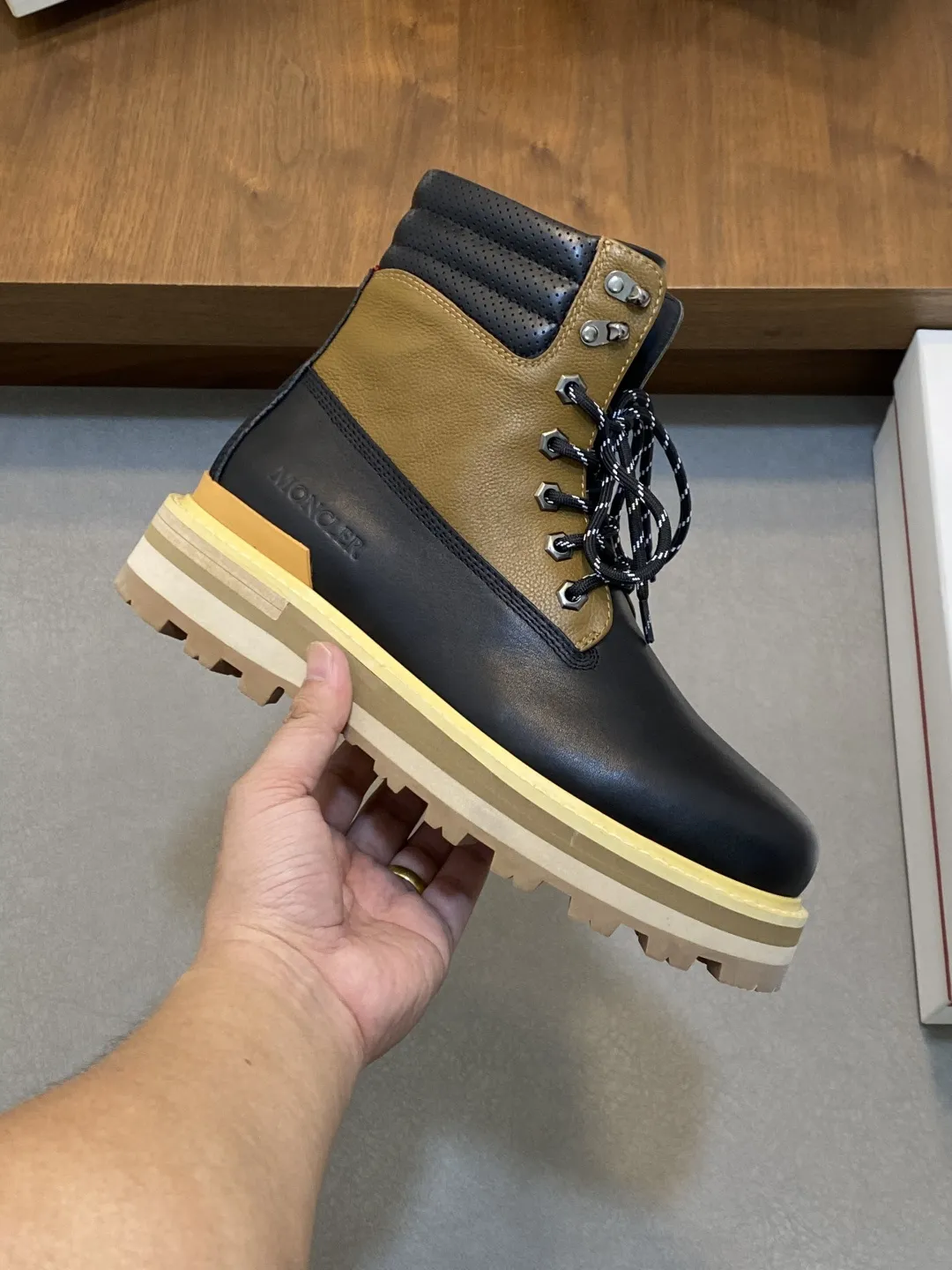 💰500 monc—蒙口 顶级原版男鞋高端品牌,新款上市,顶级奢侈品牌,最新時尚休闲高低帮,潮流百搭之款,轻松运动风,鞋面采用原版牛皮。原版牛皮内里【毛里订做】 加超精细做工。原版私模、个性时尚橡膠耐磨大底,上脚轻巧舒适。码数:39-44 。(38、45可定做)