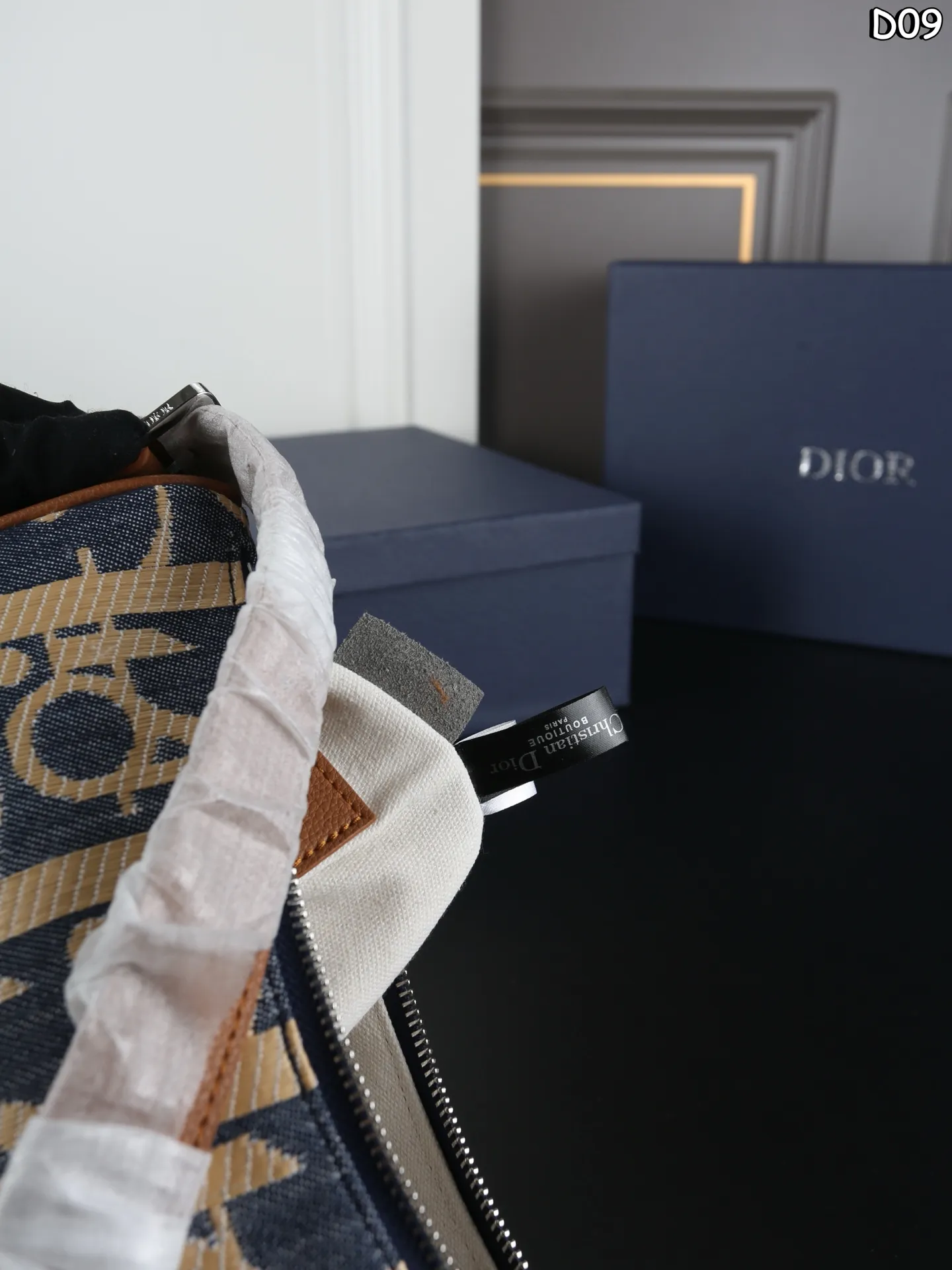 大P180 天地盖 小P175 天地盖 DIOR迪奥 饭盒包 单肩包斜挎包 超大容量，更是百搭 一年四季都好背 让你秒变时髦精 这只老花拉链包的质感太绝了被这只Slider拉链水饺包的细节狠狠拿捏! 每一处缝线都工整利落，五金光泽饱满，兼顾颜值与实用性，是通勤休闲都适配的高级款! 尺寸：42&times;28/32&times;20