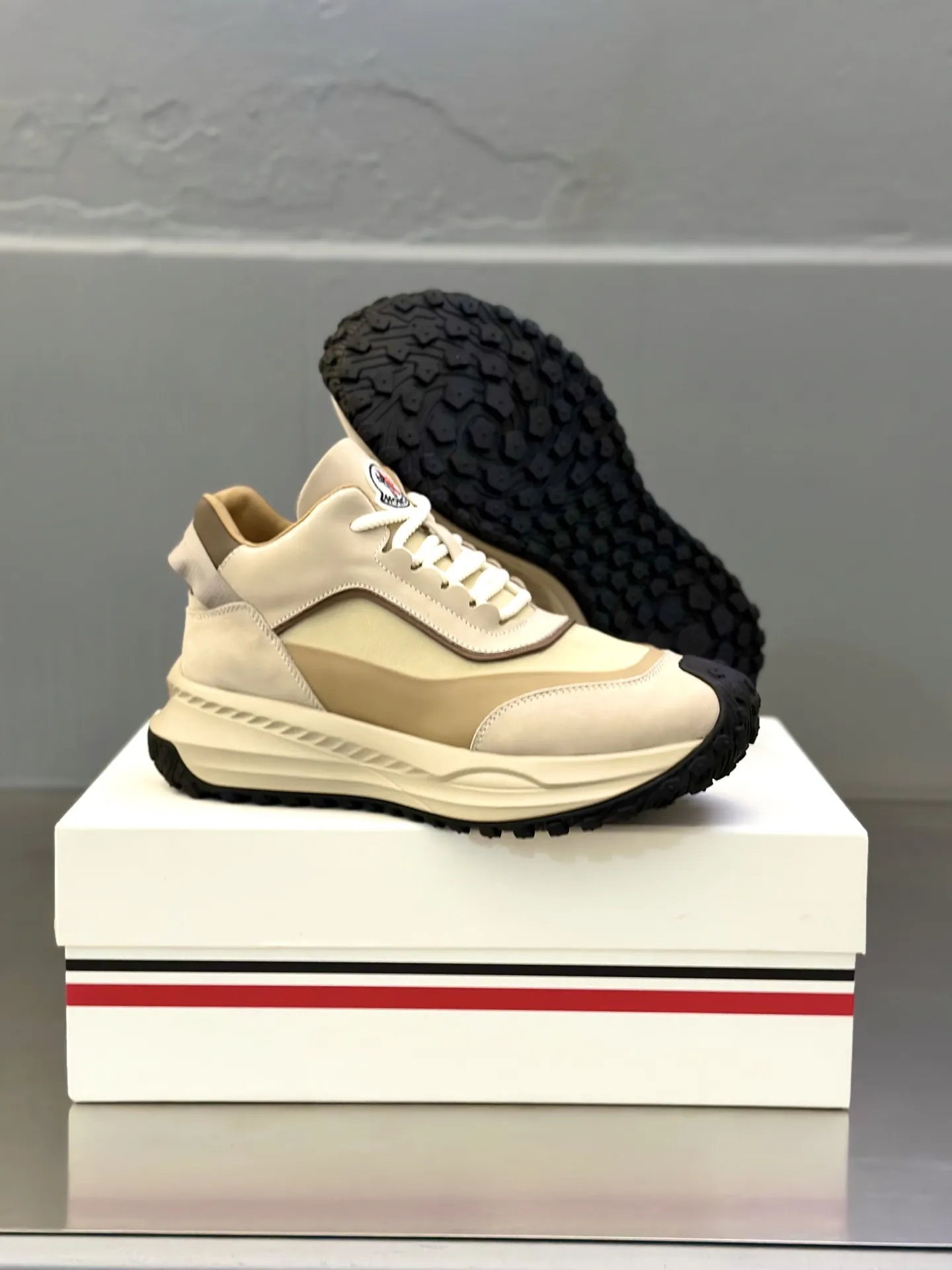 P410 Moncler蒙口 男鞋运动鞋,进口透气网面、氯丁橡胶 各种材质拼接打造，鞋面采用鞋带和橡胶嵌件设计，后跟Moncler标志，大底采用TPU+橡胶+高弹橡胶发泡组合成型，具有高弹性高耐磨性，提高舒适性，无论是鞋面还是颜色设计都值得入手！Size：39-44（38 45定做）