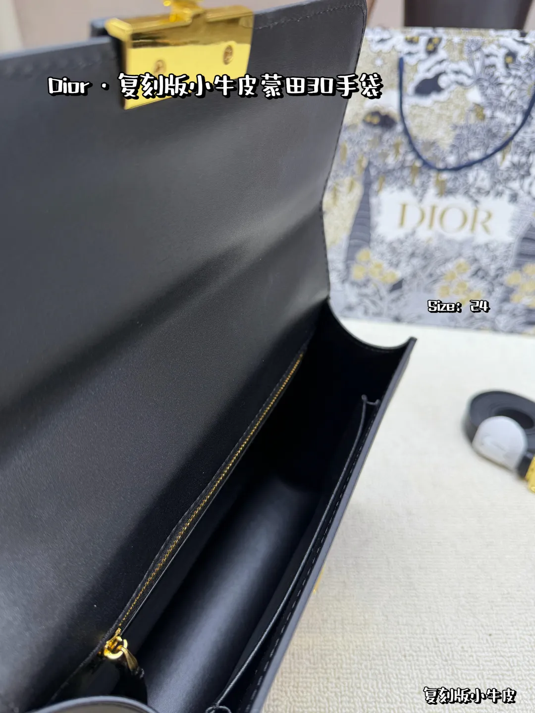大号P205，配折叠盒，飞机盒，配丝巾，配星星 复刻版小牛皮 🖤Dior蒙田30黑金手袋，光面牛皮+金色CD扣，简约大气超有质感✨。容量刚好，通勤or晚宴都能轻松驾驭。肩带可调节，手提、单肩、斜挎随心切换，百搭又实用！蒙田系列灵感来自巴黎蒙田大道，优雅摩登，明星博主都在背，专柜价31520元，经典不过时💼。 尺寸：24&times;16