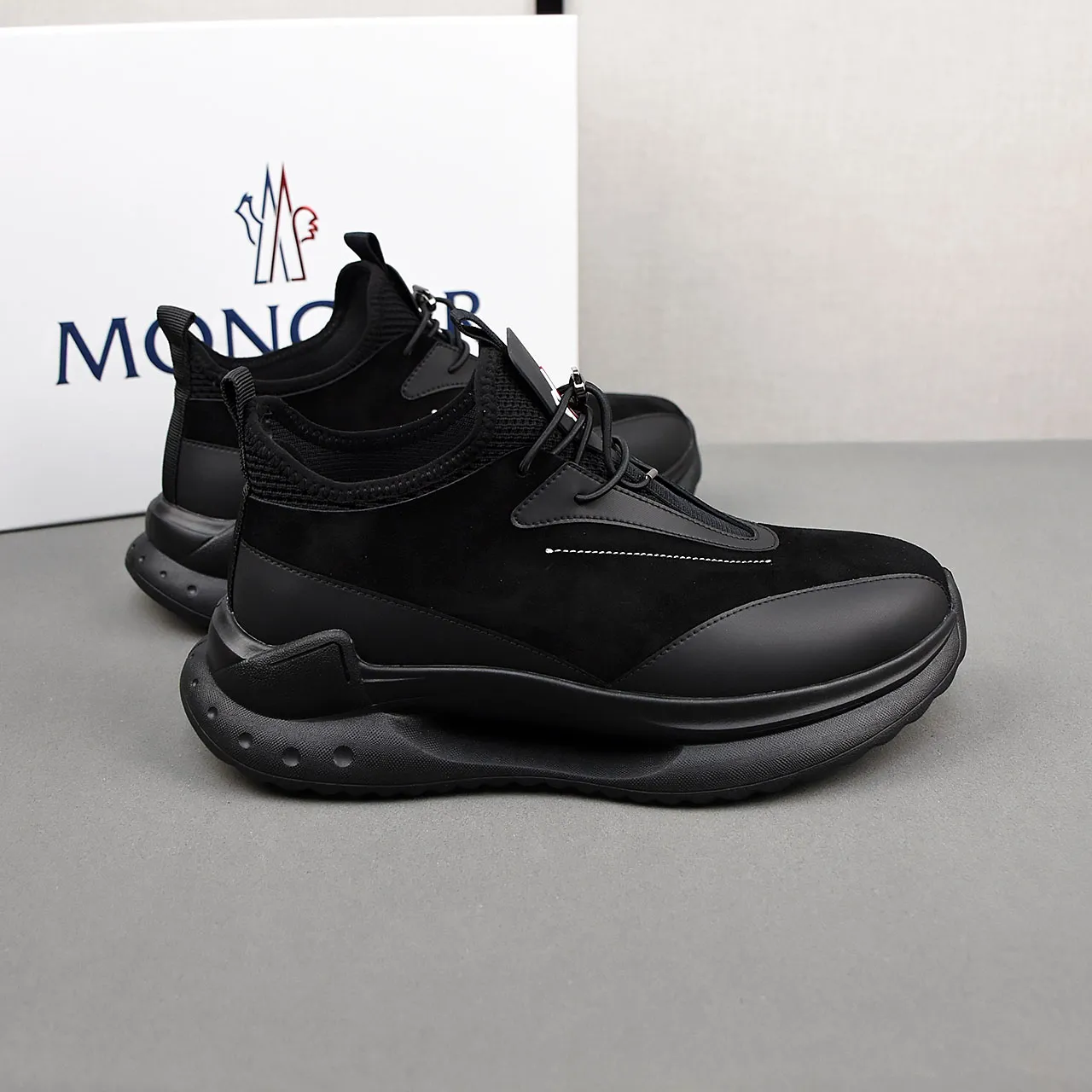 PP290👟👟👟 Moncler蒙口男士户外系带运动鞋，具有舒适防滑性能，专为户外跑步或都市漫步而设。兼备创新、功能性与图形细节于一体，从高山氛围汲取灵感，诠释潮流时尚。多种原版材料拼接而成，鞋面采用鞋带和橡胶嵌件设计，大底采发泡超轻大底，具有高弹性高耐磨性，提高舒适性！39-44(38和45定做)7️⃣色可选