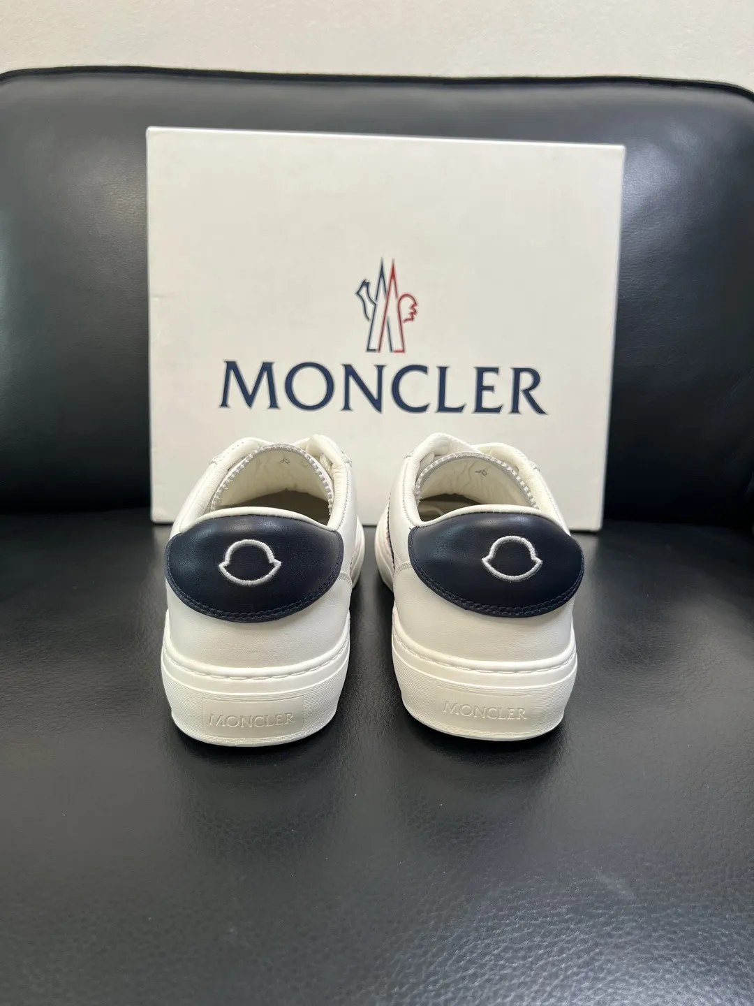 P 330 MONCLER 高品质 顶级工艺品 蒙口 新品专柜新款,原厂配置意大利进口牛皮搭配面料,高品质复杂拼接工艺,进口水染牛皮内里垫透气舒适 鞋底:原厂特供原版底超级舒适,原厂跟单,欢迎对比,码数 39-44(订做 38 45)