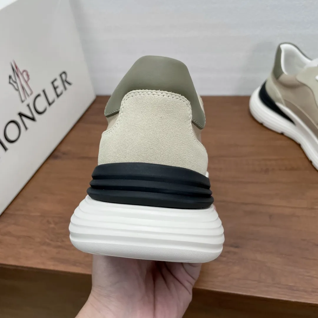 Moncler/蒙口 男士新款皮革se运动鞋 这款运动鞋采用绒面牛皮革和光滑小牛皮撞色拼接鞋面,侧面饰以“M”字形冲孔细节,鞋舌饰有经典徽标细节,低帮系带款式设计,轻巧灵活,彰显都市风格。搭配3.5CM轻盈EVA橡胶大底,柔软舒适防滑减震。织物具有内里,徽标牛皮垫脚,上脚舒适轻便透气!配全套原包装防尘袋! 尺码:39-40-41-42-43-44 标准皮鞋尺码(38/45可定做不能退换) 💰370