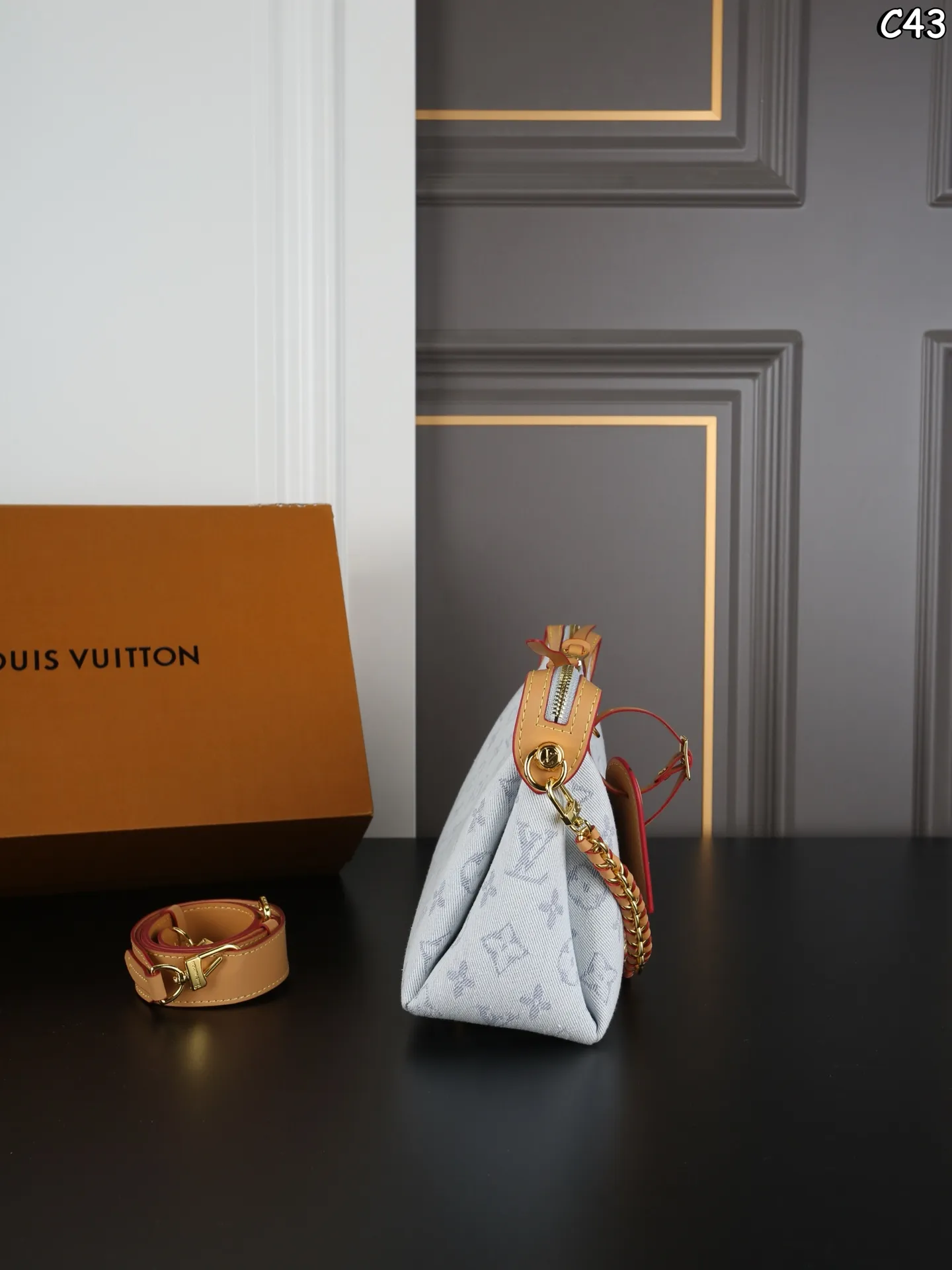 P205 折叠盒 LV 丹宁牛仔布 链条包 单肩包 腋下包 中古包 搭配丹宁凸显质感又时髦 简单随性,四季适用不过时 真是绝美的一只 编织链条细节感十足,肩背超帅气 ✔️包身自带挺括感,西装连衣裙都可搭配 ✔️容量巨大,通勤包妈咪包完美之选 尺寸:28×18