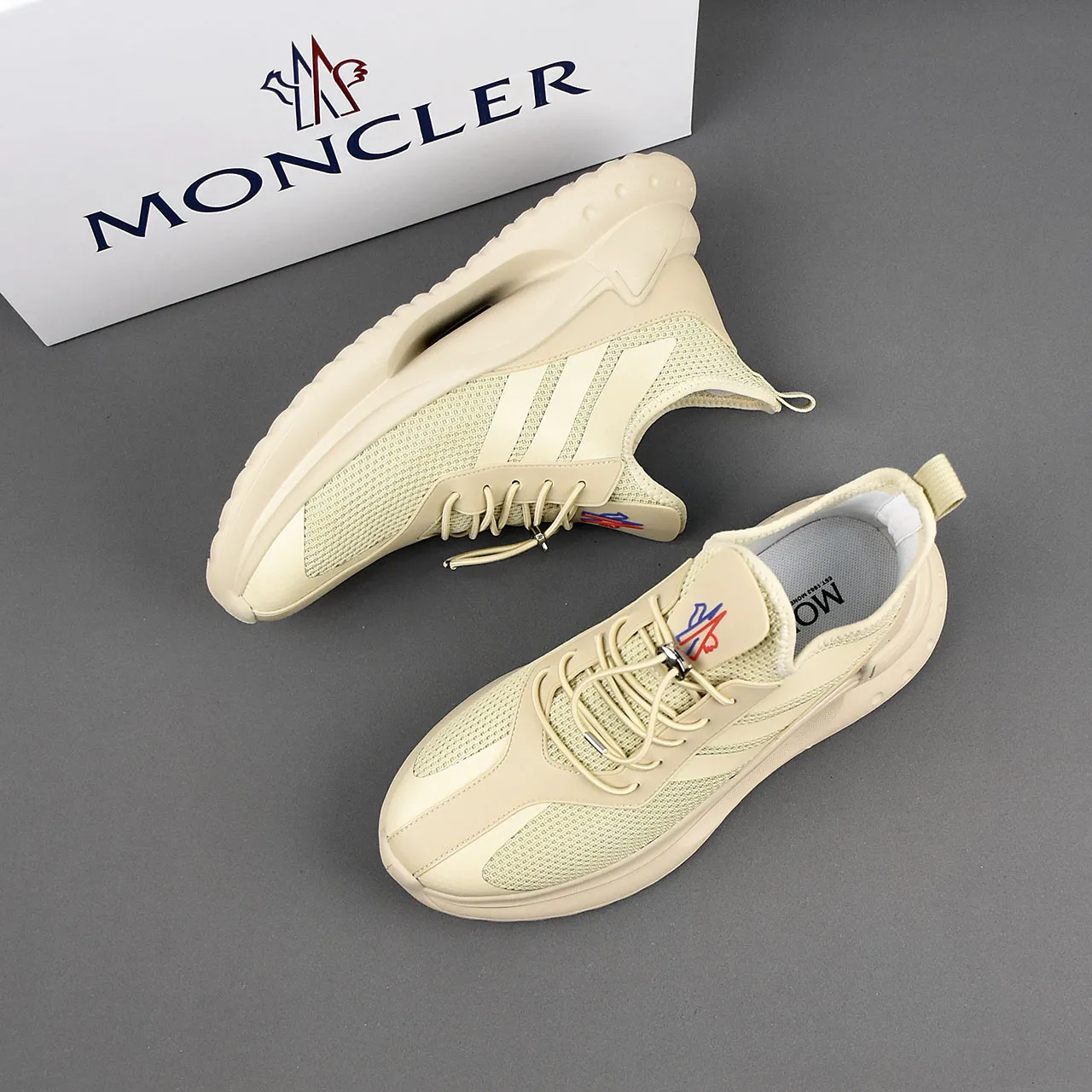 PP220👟👟👟 Moncler蒙口男士户外系带运动鞋,具有舒适防滑性能,专为户外跑步或都市漫步而设。兼备创新、功能性与图形细节于一体,从高山氛围汲取灵感,诠释潮流时尚。多种原版材料拼接而成,鞋面采用鞋带和橡胶嵌件设计,大底采发泡超轻大底,具有高弹性高耐磨性,提高舒适性!39-44(38 45定做)5️⃣色选