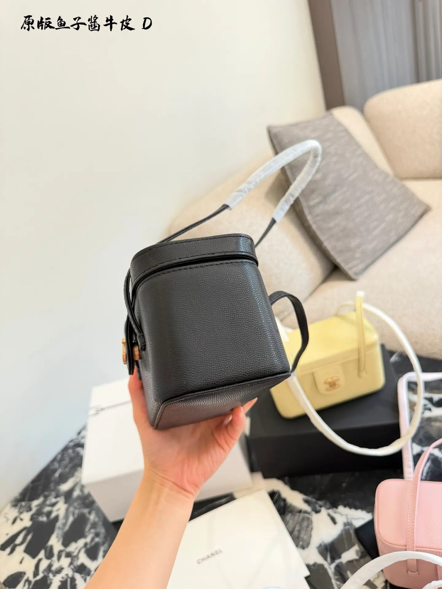 p250牛皮 香奈儿26P Preppy Coco盒子包​​ 🖤香奈儿26P Preppy Coco盒子包，黑色鱼子酱牛皮+金色双C扣，简约复古又超有质感✨。长肩带设计，手提、单肩、斜挎都OK，通勤or出街都很百搭！鱼子酱牛皮耐磨抗造，光泽感满分，实用又时髦，是26P系列超火的代表款，时髦精必入！