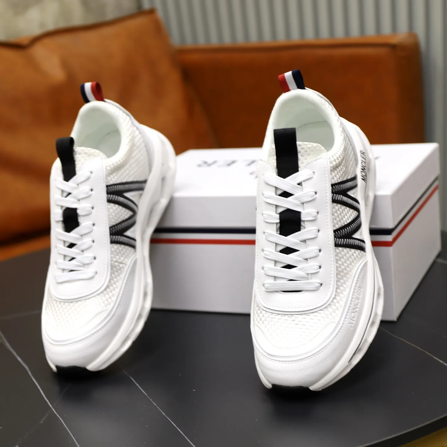 出厂价:230💰【MONCLER】盟可睐(蒙口) -鞋面:品牌布匹拼接皮料车 -内里:舒适透气 -大底:原版轻便柔软耐磨大底 -超高品控·做工精细:凸显(高端·贵气·档次) -Size :39-44(45可订做)