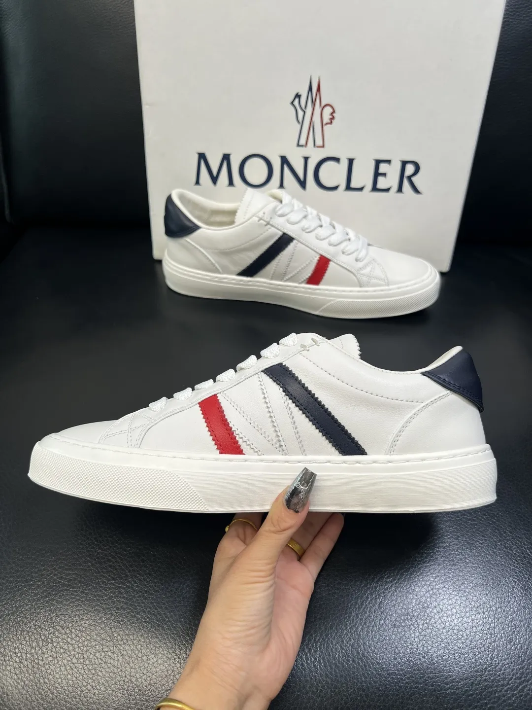 P 330 MONCLER 高品质 顶级工艺品 蒙口 新品专柜新款,原厂配置意大利进口牛皮搭配面料,高品质复杂拼接工艺,进口水染牛皮内里垫透气舒适 鞋底:原厂特供原版底超级舒适,原厂跟单,欢迎对比,码数 39-44(订做 38 45)