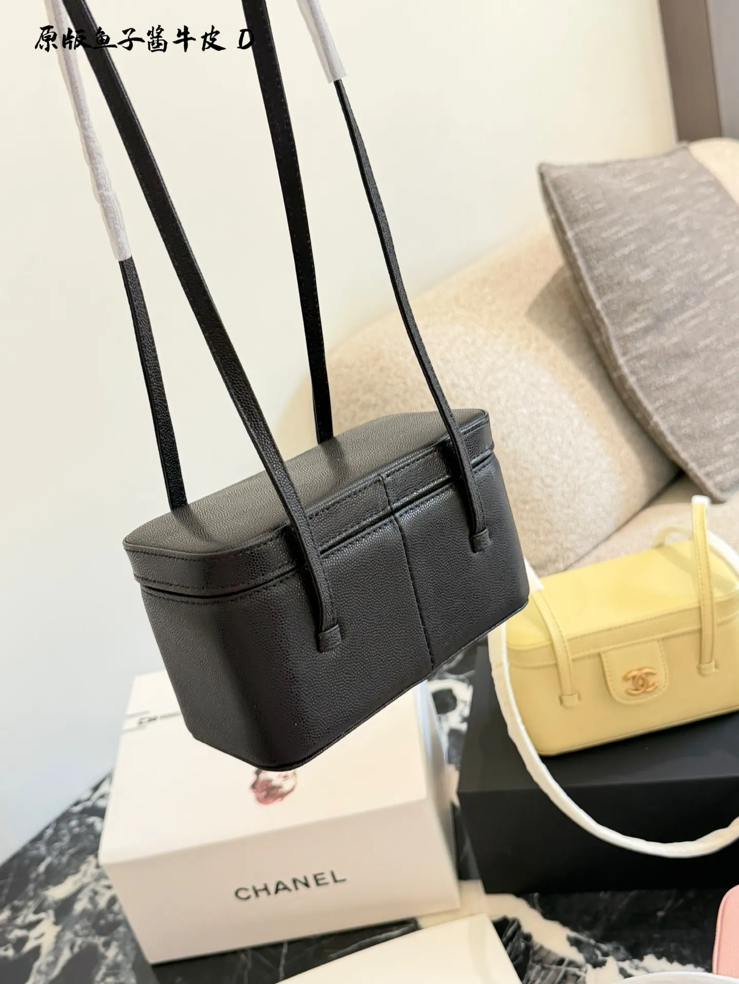 p250牛皮 香奈儿26P Preppy Coco盒子包​​ 🖤香奈儿26P Preppy Coco盒子包，黑色鱼子酱牛皮+金色双C扣，简约复古又超有质感✨。长肩带设计，手提、单肩、斜挎都OK，通勤or出街都很百搭！鱼子酱牛皮耐磨抗造，光泽感满分，实用又时髦，是26P系列超火的代表款，时髦精必入！