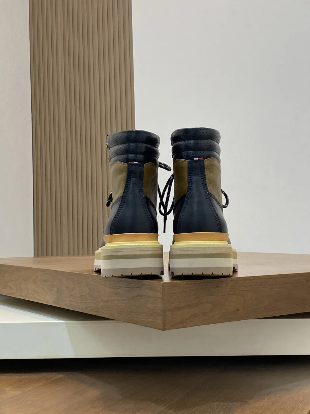 💰500 monc&mdash;蒙口 顶级原版男鞋高端品牌，新款上市，顶级奢侈品牌，最新時尚休闲高低帮，潮流百搭之款，轻松运动风，鞋面采用原版牛皮。原版牛皮内里【毛里订做】 加超精细做工。原版私模、个性时尚橡膠耐磨大底，上脚轻巧舒适。码数：39-44 。（38、45可定做）