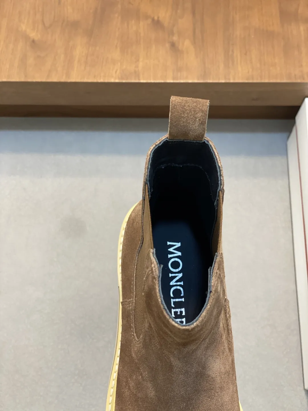 💰470 monc&mdash;蒙口 顶级原版男鞋高端品牌，新款上市，顶级奢侈品牌，最新時尚休闲高低帮，潮流百搭之款，轻松运动风，鞋面采用原版牛皮。原版牛皮内里【毛里订做】 加超精细做工。原版私模、个性时尚橡膠耐磨大底，上脚轻巧舒适。码数：39-44 。（38、45可定做）