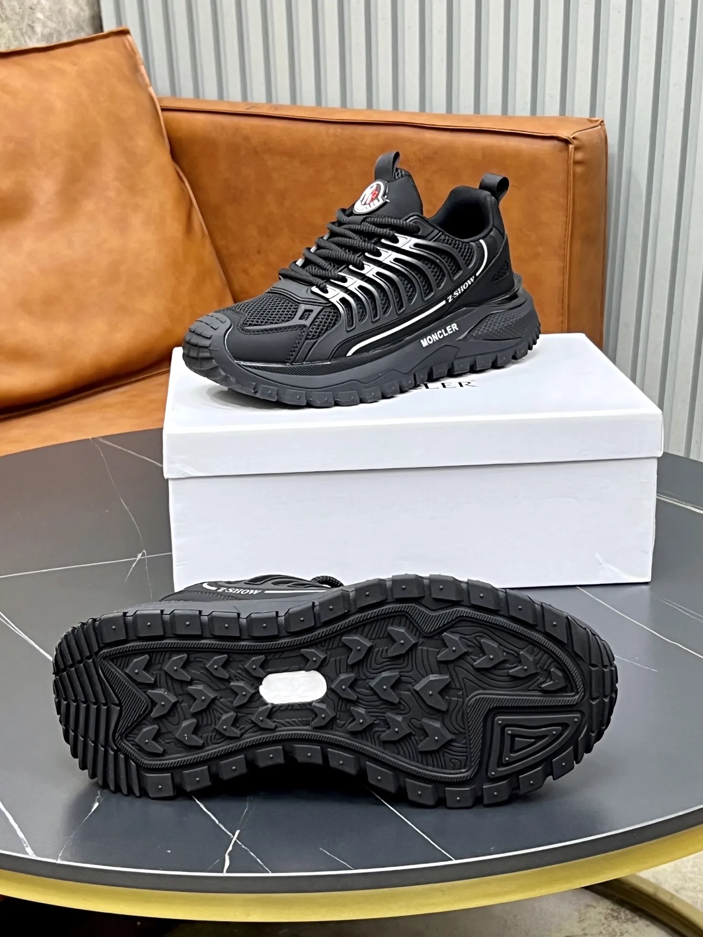 出厂价：220💰🙅&zwj;♂️🙅&zwj;♂️🙅&zwj;♂️ 品牌：蒙口 标准码：38-44（45订做） 等级：官网同款 材料：原厂皮料拼接 舒适透气内里 原厂耐磨大底 款式类别：男士时尚休闲鞋 跑步 运动鞋 尊贵奢侈品大牌元素 顶级奢华 颜色：实物图片色