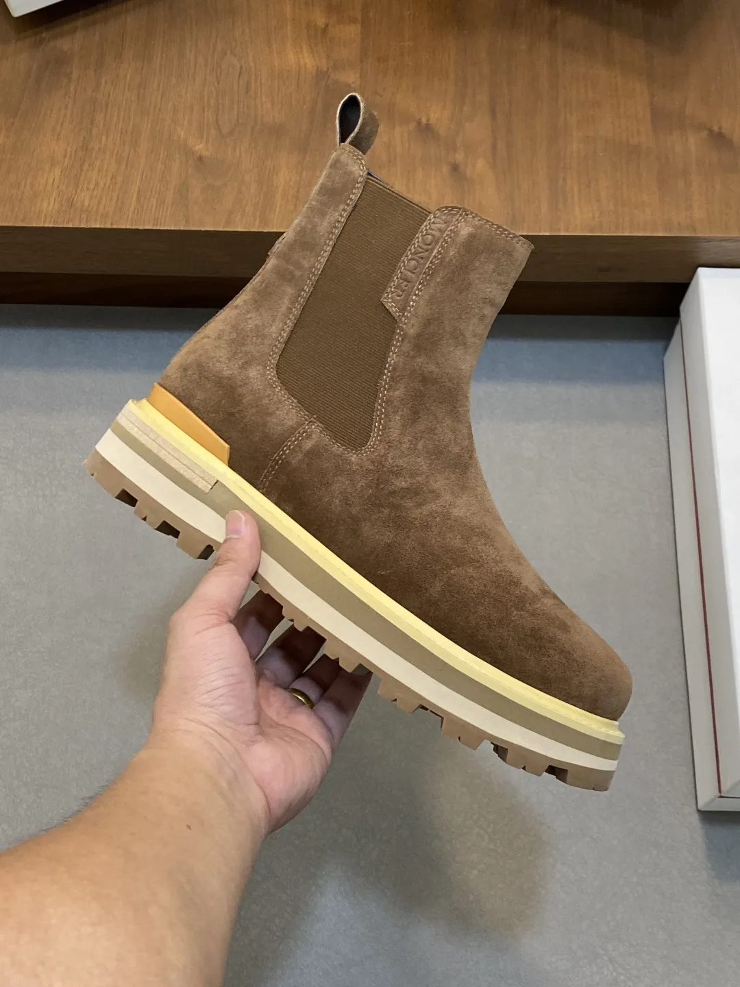 💰470 monc&mdash;蒙口 顶级原版男鞋高端品牌，新款上市，顶级奢侈品牌，最新時尚休闲高低帮，潮流百搭之款，轻松运动风，鞋面采用原版牛皮。原版牛皮内里【毛里订做】 加超精细做工。原版私模、个性时尚橡膠耐磨大底，上脚轻巧舒适。码数：39-44 。（38、45可定做）