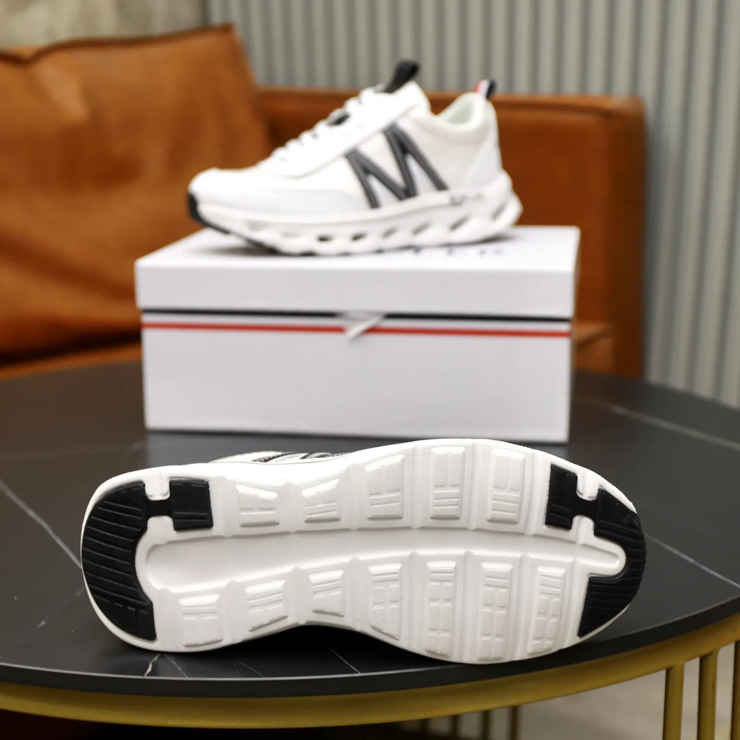 出厂价:230💰【MONCLER】盟可睐(蒙口) -鞋面:品牌布匹拼接皮料车 -内里:舒适透气 -大底:原版轻便柔软耐磨大底 -超高品控·做工精细:凸显(高端·贵气·档次) -Size :39-44(45可订做)