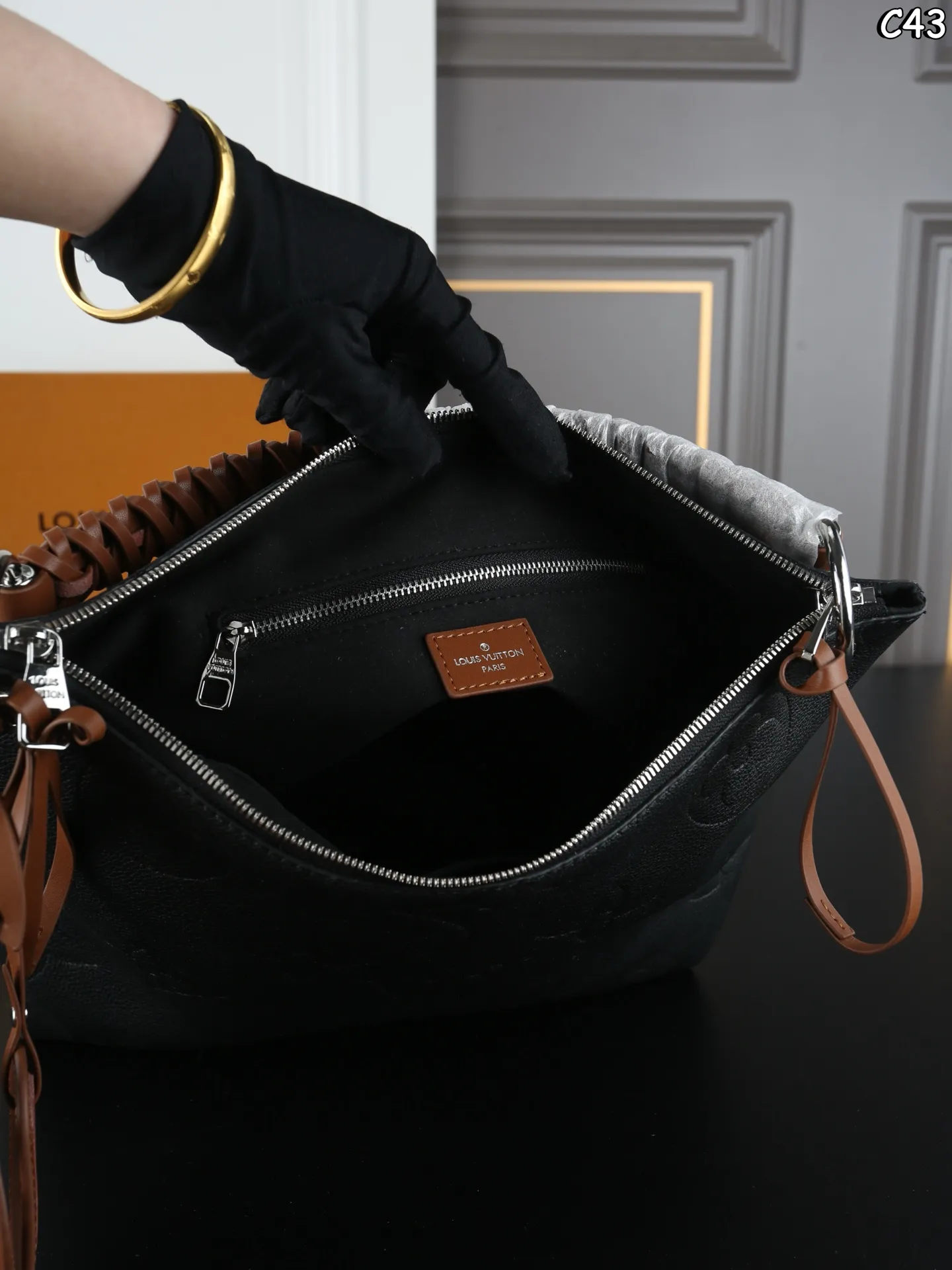 P235 配盒 LV Beaubourg 压纹 Hobo包 腋下包 手提斜挎单肩包 ✔️经典Monogram压纹＋天然牛皮饰边，气质直接拉 ✔️编织手柄细节感十足，肩背超帅气 ✔️包身自带挺括感，西装连衣裙都可搭配 ✔️容量巨大，通勤包妈咪包完美之选 尺寸：30&times;26