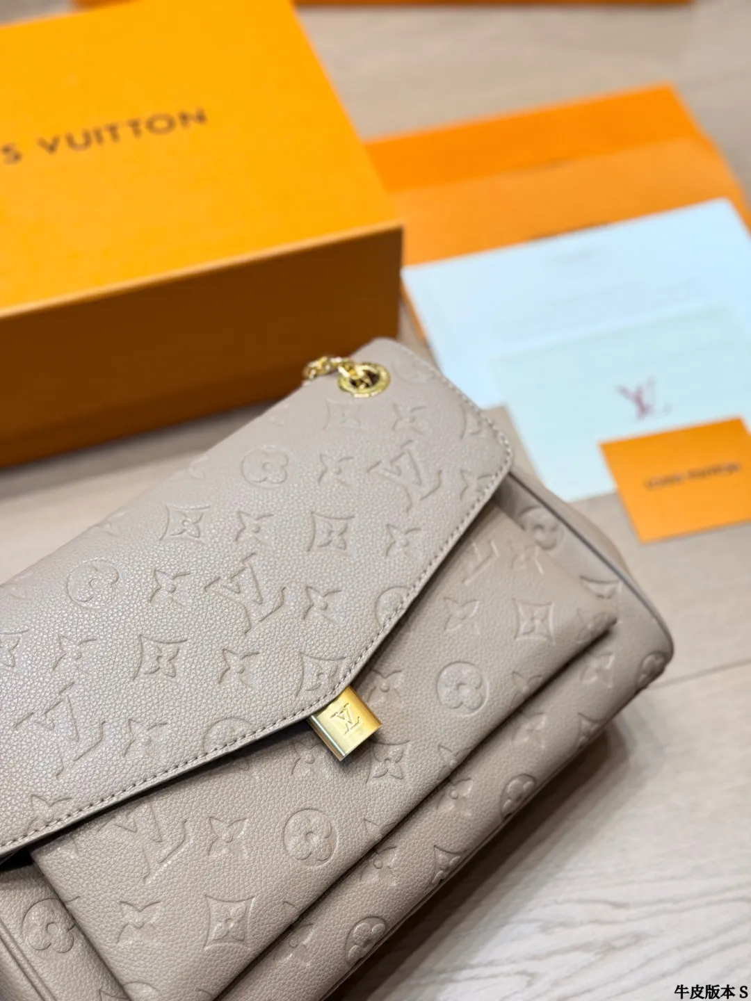 p240 路易威登 Pochette Metis拼色邮差包 艹LV Pochette Metis拼色邮差包，经典Monogram老花+浅灰拼色，复古又时髦！优质牛皮材质，金色五金+S-Lock锁扣，细节满分V，内部三层隔层，收纳超方便。肩带可拆卸调节，单肩、斜挎、手提都OK，通勤休闲都能搭！轻便耐用，时尚实用，LV热门款必入些 尺寸 30 20cm
