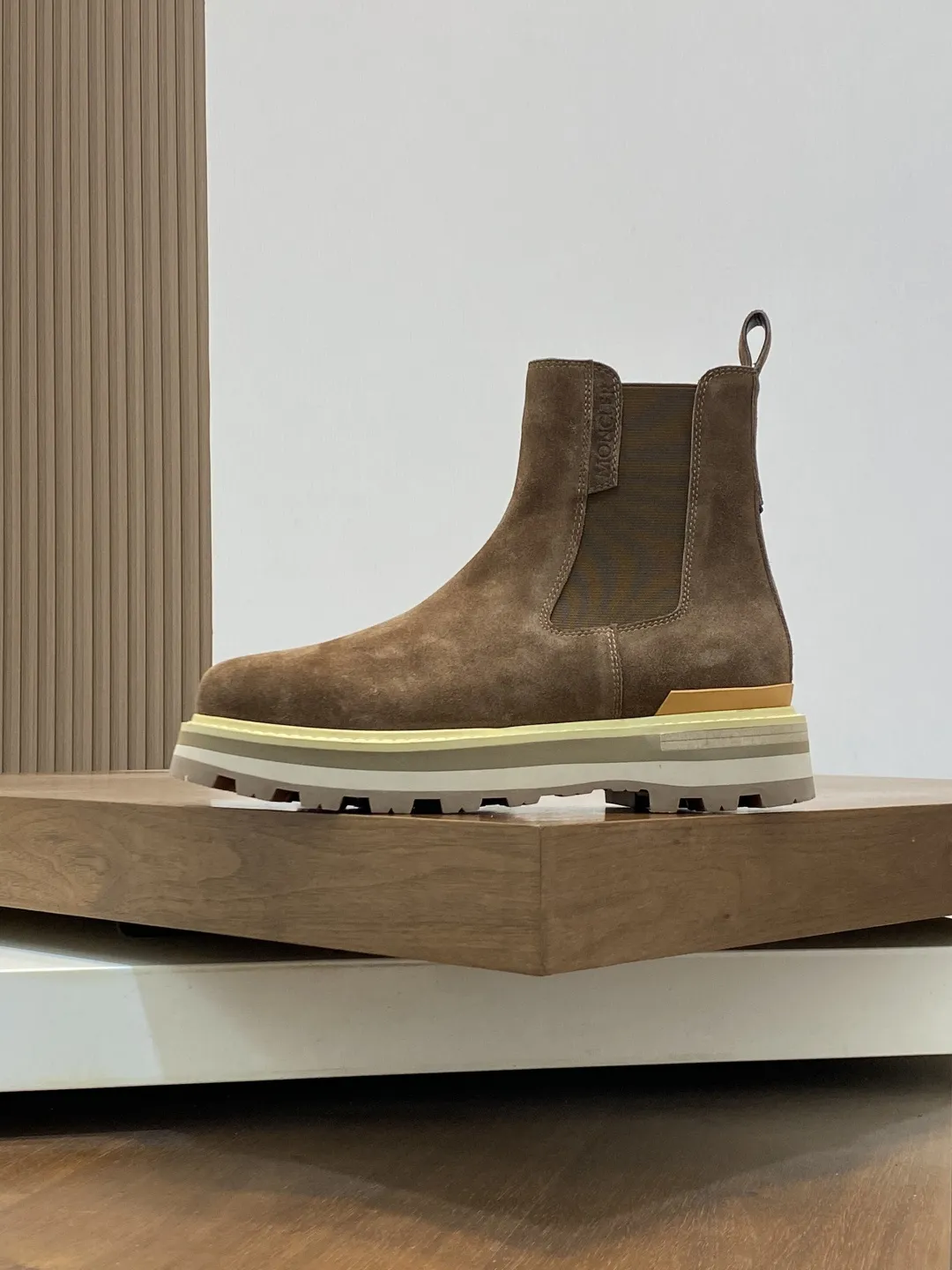 💰470 monc&mdash;蒙口 顶级原版男鞋高端品牌，新款上市，顶级奢侈品牌，最新時尚休闲高低帮，潮流百搭之款，轻松运动风，鞋面采用原版牛皮。原版牛皮内里【毛里订做】 加超精细做工。原版私模、个性时尚橡膠耐磨大底，上脚轻巧舒适。码数：39-44 。（38、45可定做）