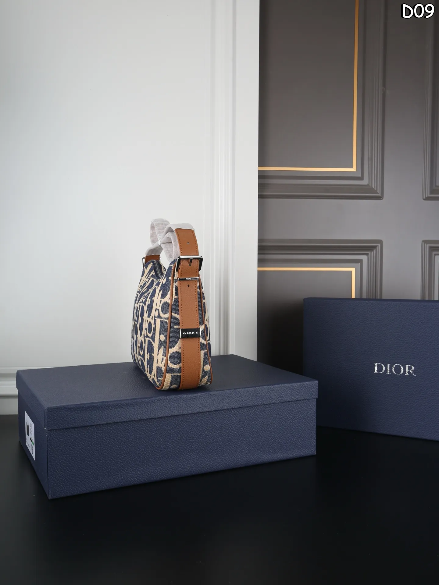 大P180 天地盖 小P175 天地盖 DIOR迪奥 饭盒包 单肩包斜挎包 超大容量，更是百搭 一年四季都好背 让你秒变时髦精 这只老花拉链包的质感太绝了被这只Slider拉链水饺包的细节狠狠拿捏! 每一处缝线都工整利落，五金光泽饱满，兼顾颜值与实用性，是通勤休闲都适配的高级款! 尺寸：42&times;28/32&times;20