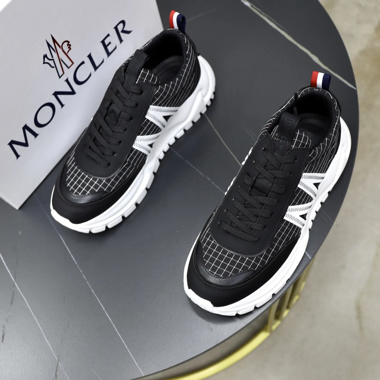 出厂价:221💰【MONCLER】盟可睐(蒙口) -鞋面:品牌布匹拼接皮料车 -内里:舒适透气 -大底:原版轻便柔软耐磨大底 -超高品控·做工精细:凸显(高端·贵气·档次) -Size :39-44(45可订做)