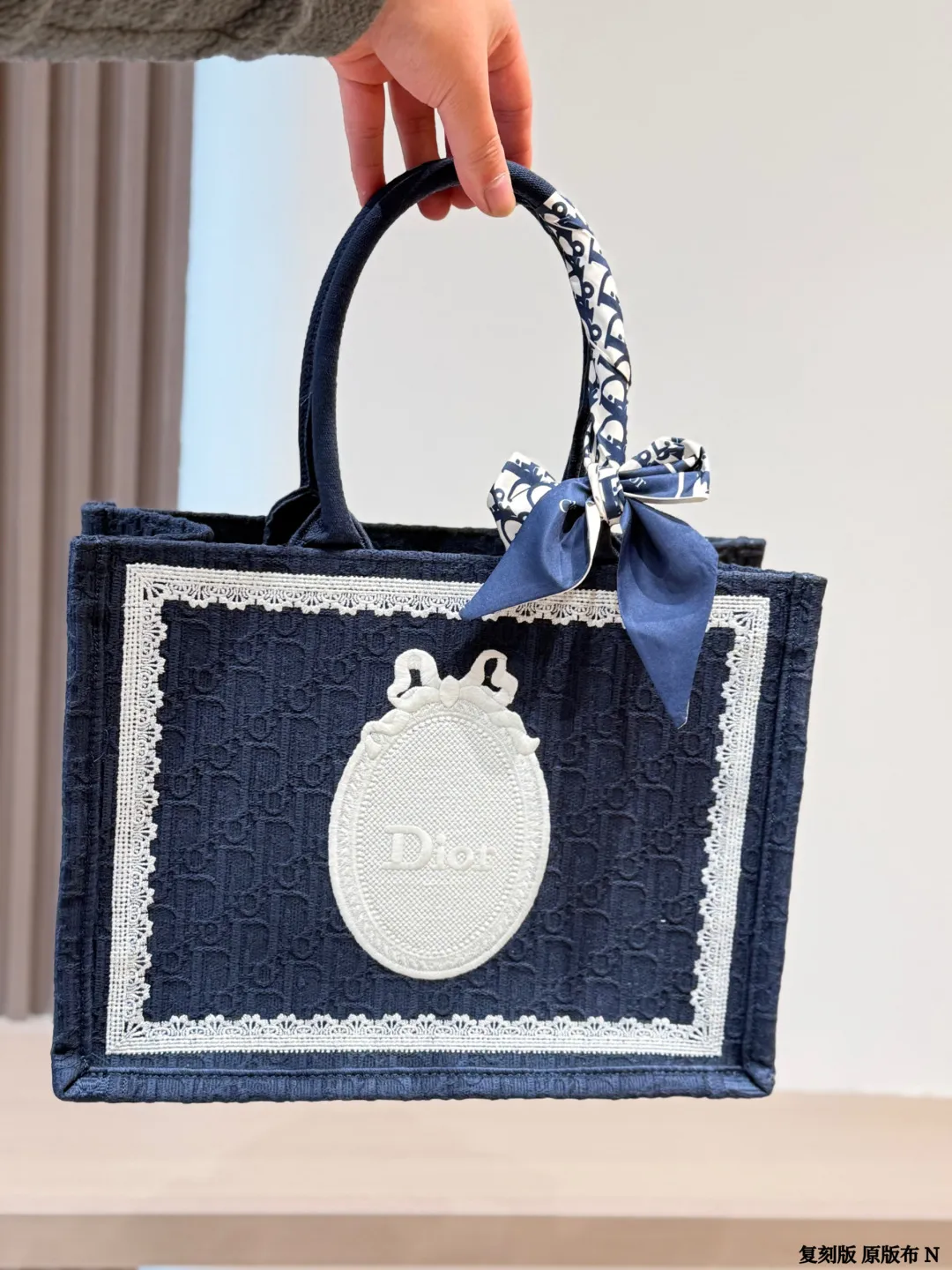 复刻版 原版布 p225 (配内胆) DIOR迪奥|Book tote购物袋 原版3D浮雕原版布 Dior 原版布提花 配内胆/丝巾/星星挂件 Dior book tote今年最喜欢的一款购物袋 tote我用的次数最多的包,因为容量超级大,不管什么东西都向里面放,当然凹造型也是必须有的,这款Dior老花是我最喜欢的颜色,柜台出了很多颜色及花型,最后挑了这个颜色 小号的精致有型 配折叠礼盒 尺寸 中号35cm