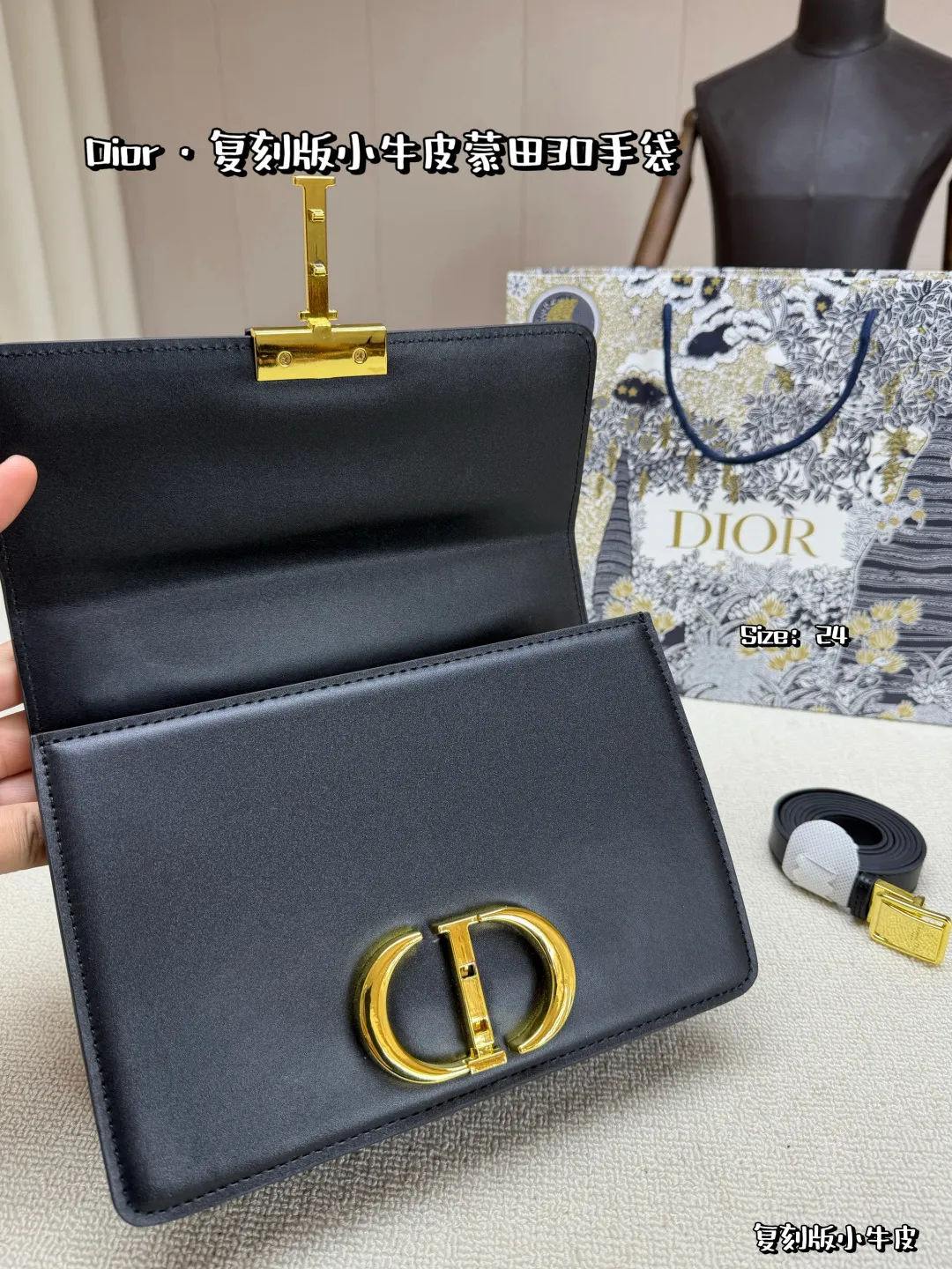 大号P205,配折叠盒,飞机盒,配丝巾,配星星 复刻版小牛皮 🖤Dior蒙田30黑金手袋,光面牛皮+金色CD扣,简约大气超有质感✨。容量刚好,通勤or晚宴都能轻松驾驭。肩带可调节,手提、单肩、斜挎随心切换,百搭又实用!蒙田系列灵感来自巴黎蒙田大道,优雅摩登,明星博主都在背,专柜价31520元,经典不过时💼。 尺寸:24×16
