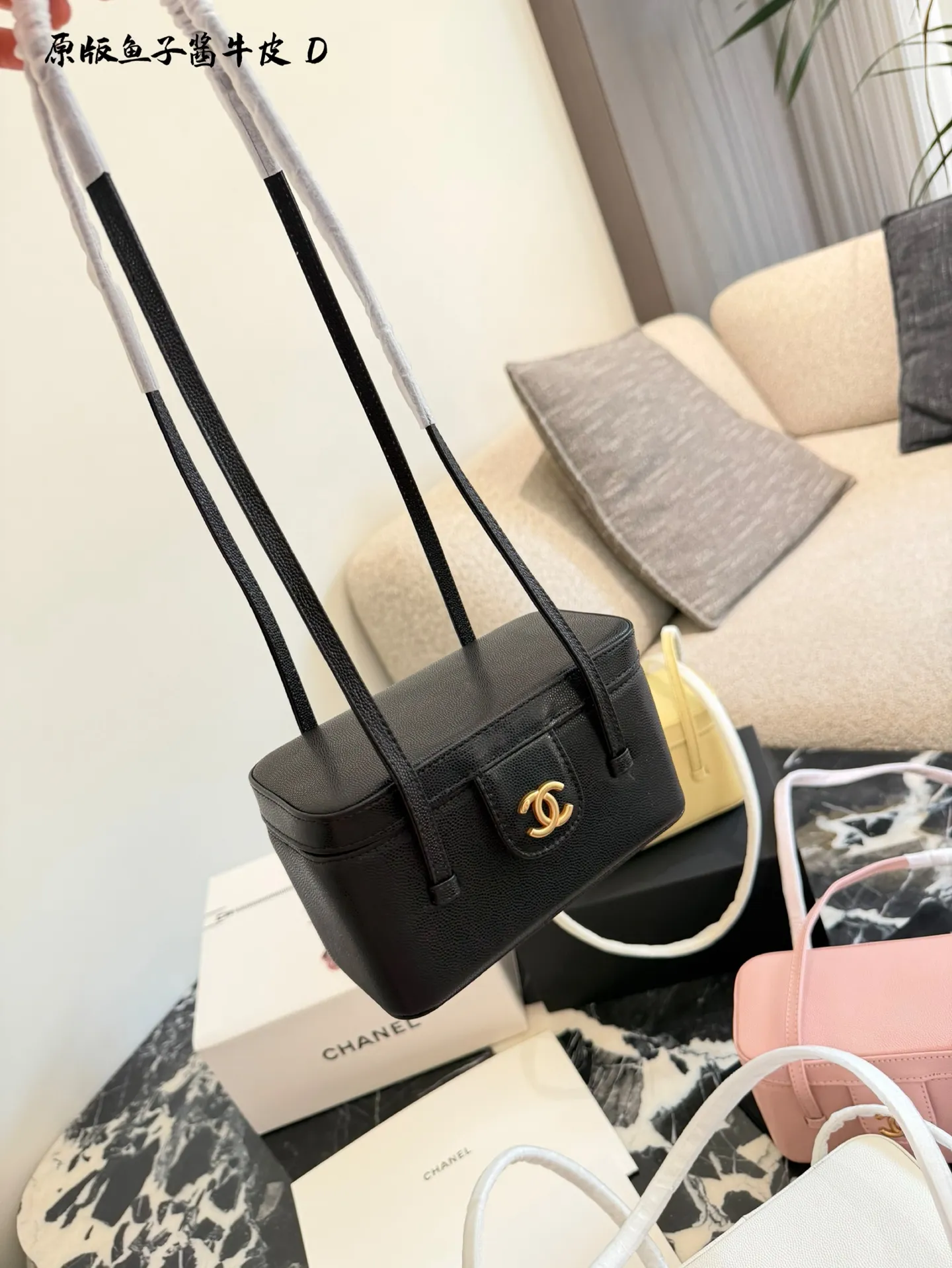 p250牛皮 香奈儿26P Preppy Coco盒子包 🖤香奈儿26P Preppy Coco盒子包,黑色鱼子酱牛皮+金色双C扣,简约复古又超有质感✨。长肩带设计,手提、单肩、斜挎都OK,通勤or出街都很百搭!鱼子酱牛皮耐磨抗造,光泽感满分,实用又时髦,是26P系列超火的代表款,时髦精必入!