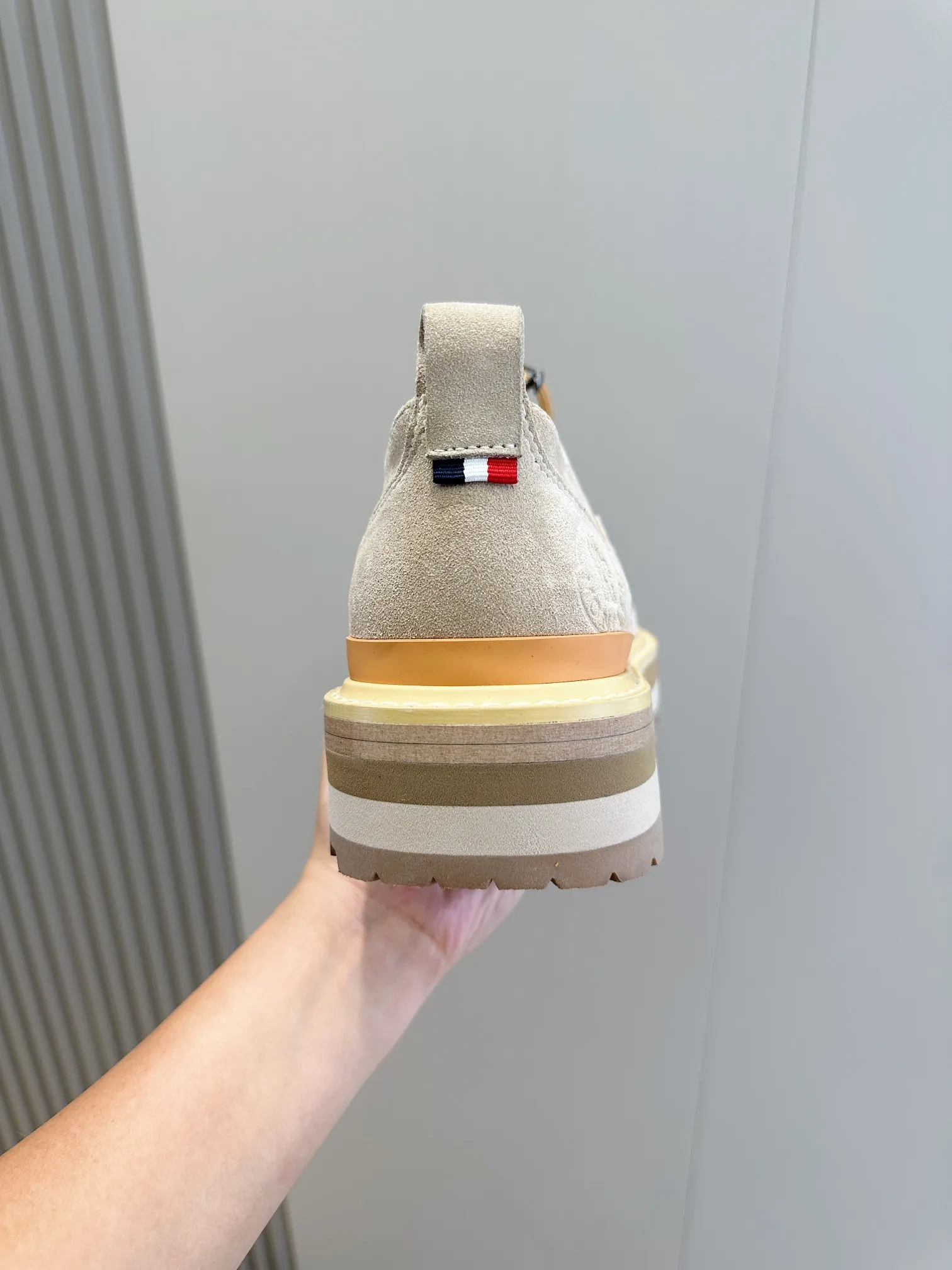 Moncler蒙口Peka City男士德比鞋 采用进口牛皮制成,可轻松演绎各种风格。这款德比鞋采用Vibran橡胶底面,令您在雨天湿滑的街道上亦步履从容。 牛皮内里(羊毛内里可以定做) Size :39-44(38.45定做) P410