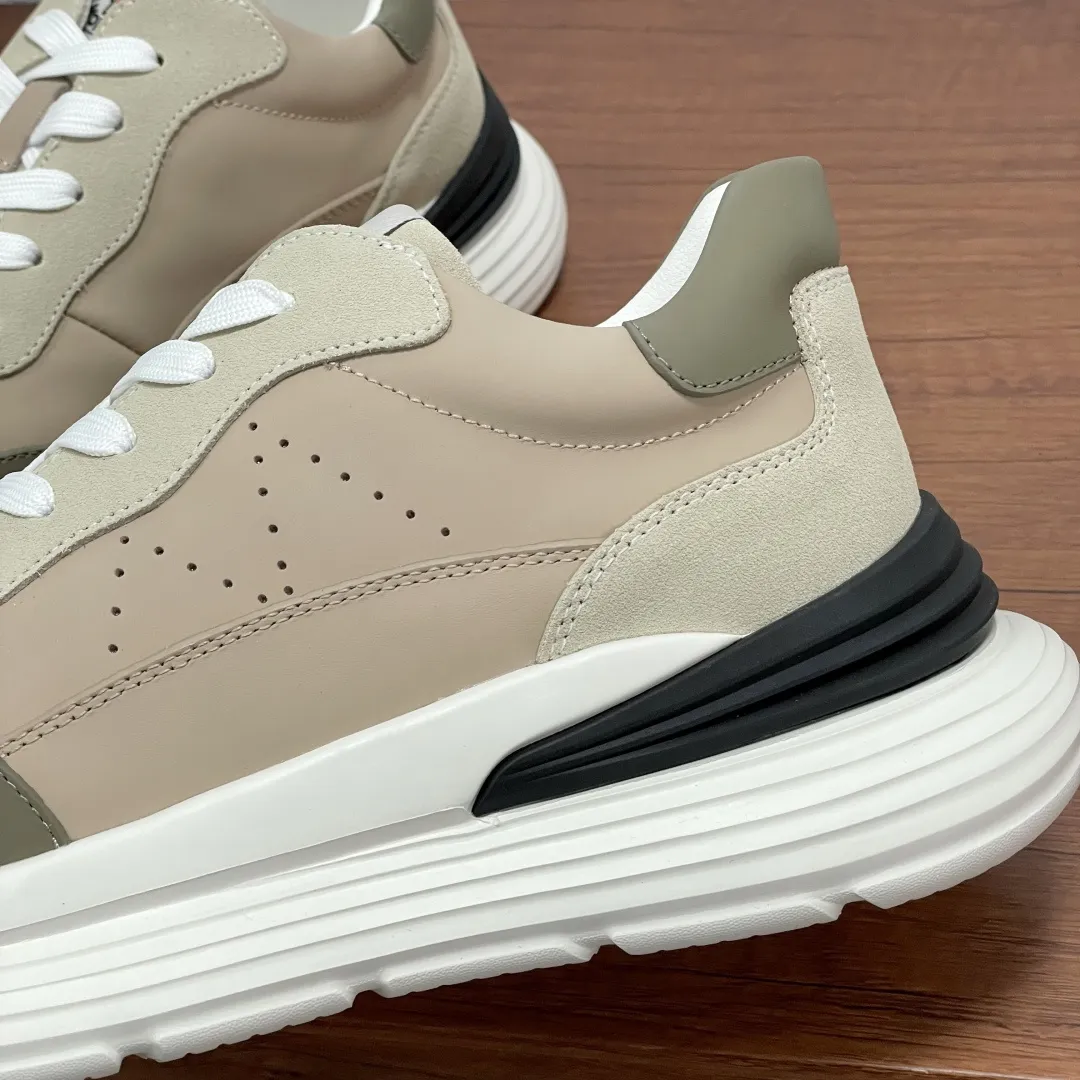 Moncler/蒙口 男士新款皮革se运动鞋 这款运动鞋采用绒面牛皮革和光滑小牛皮撞色拼接鞋面,侧面饰以“M”字形冲孔细节,鞋舌饰有经典徽标细节,低帮系带款式设计,轻巧灵活,彰显都市风格。搭配3.5CM轻盈EVA橡胶大底,柔软舒适防滑减震。织物具有内里,徽标牛皮垫脚,上脚舒适轻便透气!配全套原包装防尘袋! 尺码:39-40-41-42-43-44 标准皮鞋尺码(38/45可定做不能退换) 💰370