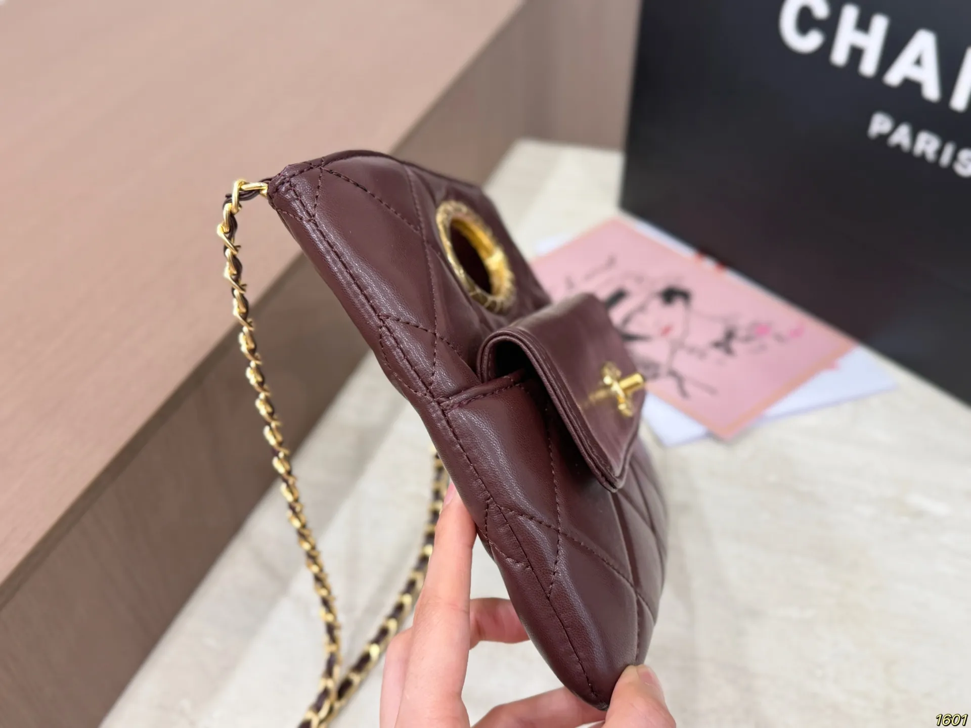 &yen;145配盒 CHANEL香奈儿新款手提晚宴包 这款精致的外观和优雅的设计让人一眼难忘 精美的菱格纹路与金色双C标志点缀 无不透露出低调的千金风范 简约而不简单 尺寸24 19