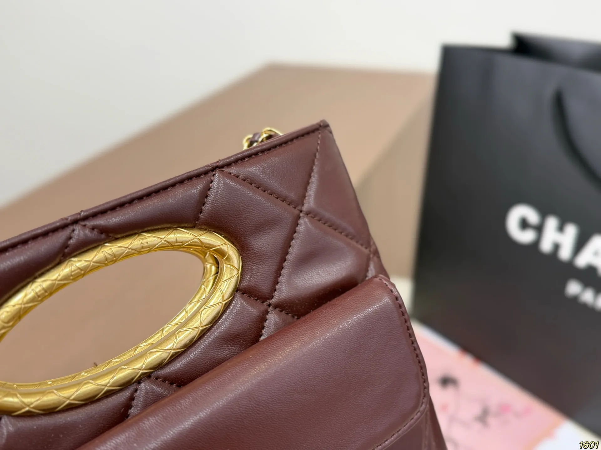 ¥145配盒 CHANEL香奈儿新款手提晚宴包 这款精致的外观和优雅的设计让人一眼难忘 精美的菱格纹路与金色双C标志点缀 无不透露出低调的千金风范 简约而不简单 尺寸24 19