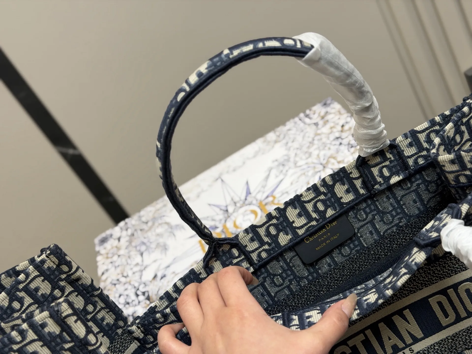 ¥195 ¥175 ¥150 配盒丝巾 Dior 原版布提花 Dior book tote今年最喜欢的一款购物袋 tote我用的次数最多的包 迪奥因为容量超级大 不管什么东西都向里面放 当然凹造型也是必须有 尺寸大号42 cm 中号36cm 小号 26cm