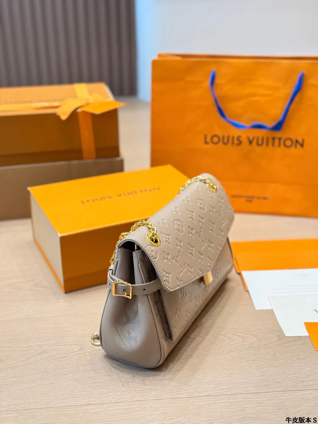 p240 路易威登 Pochette Metis拼色邮差包 艹LV Pochette Metis拼色邮差包，经典Monogram老花+浅灰拼色，复古又时髦！优质牛皮材质，金色五金+S-Lock锁扣，细节满分V，内部三层隔层，收纳超方便。肩带可拆卸调节，单肩、斜挎、手提都OK，通勤休闲都能搭！轻便耐用，时尚实用，LV热门款必入些 尺寸 30 20cm