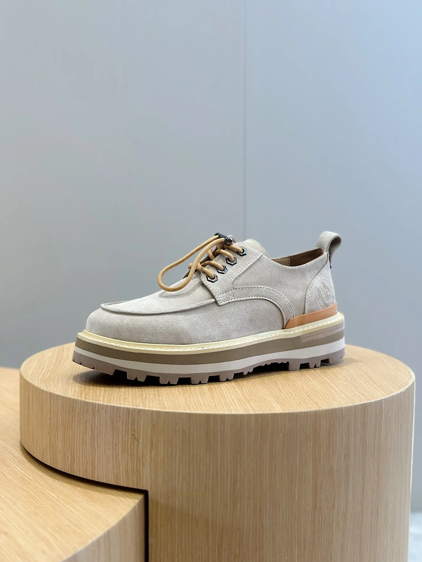 Moncler蒙口Peka City男士德比鞋 采用进口牛皮制成，可轻松演绎各种风格。这款德比鞋采用Vibran橡胶底面，令您在雨天湿滑的街道上亦步履从容。 牛皮内里(羊毛内里可以定做) Size :39-44(38.45定做) P410