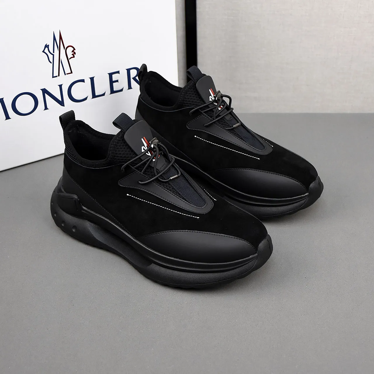 PP290👟👟👟 Moncler蒙口男士户外系带运动鞋，具有舒适防滑性能，专为户外跑步或都市漫步而设。兼备创新、功能性与图形细节于一体，从高山氛围汲取灵感，诠释潮流时尚。多种原版材料拼接而成，鞋面采用鞋带和橡胶嵌件设计，大底采发泡超轻大底，具有高弹性高耐磨性，提高舒适性！39-44(38和45定做)7️⃣色可选
