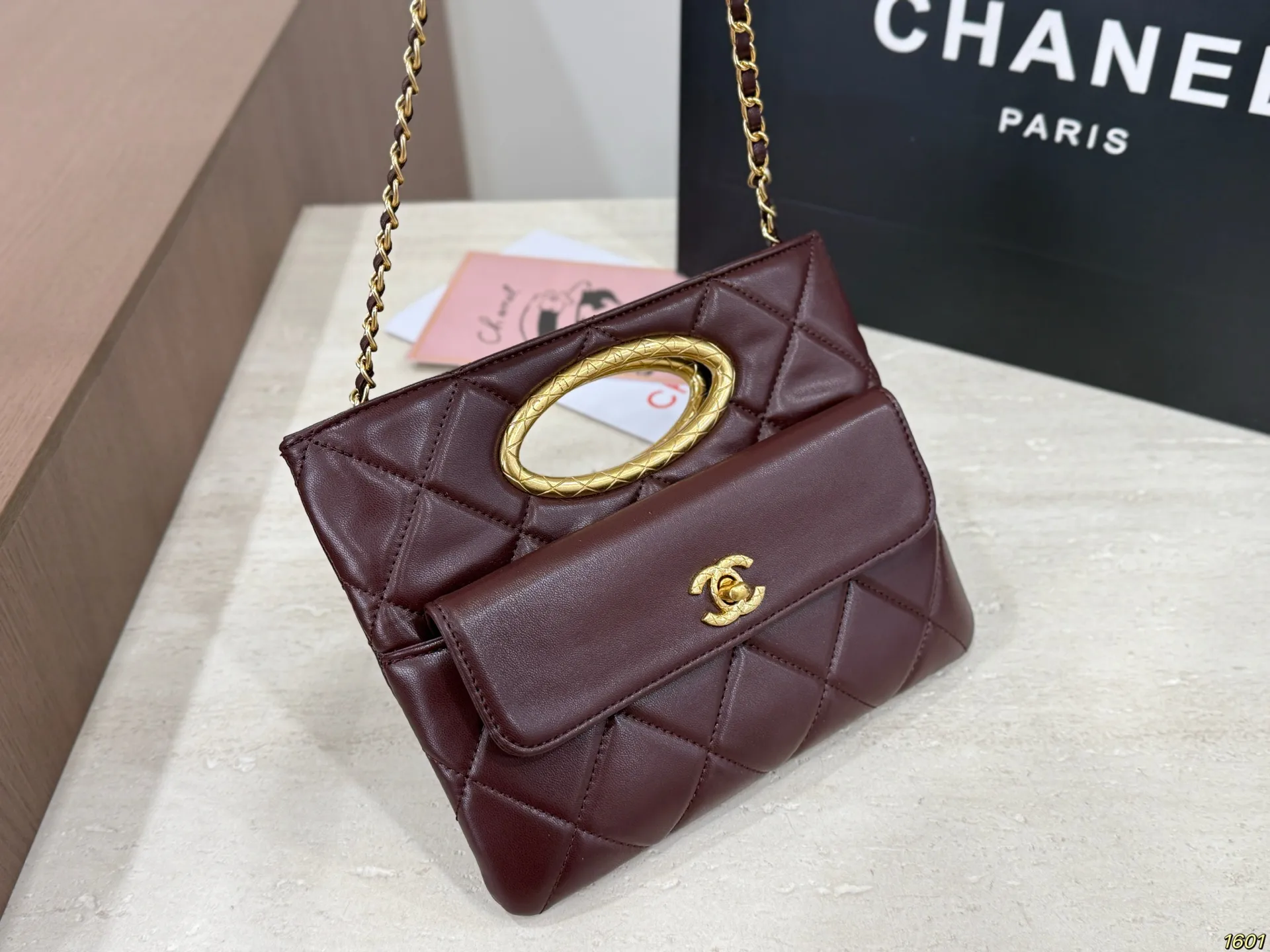 &yen;145配盒 CHANEL香奈儿新款手提晚宴包 这款精致的外观和优雅的设计让人一眼难忘 精美的菱格纹路与金色双C标志点缀 无不透露出低调的千金风范 简约而不简单 尺寸24 19