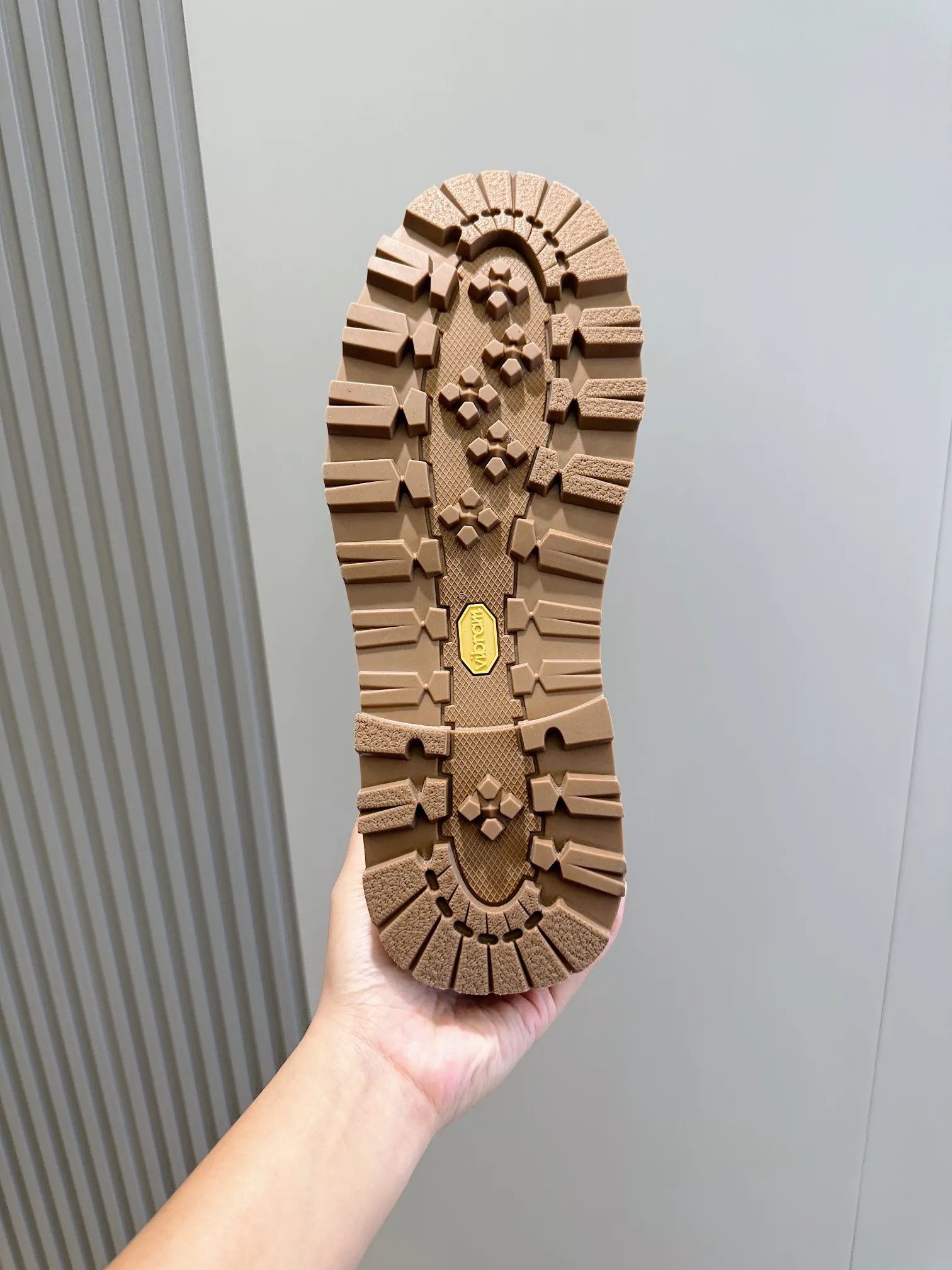 Moncler蒙口Peka City男士德比鞋 采用进口牛皮制成，可轻松演绎各种风格。这款德比鞋采用Vibran橡胶底面，令您在雨天湿滑的街道上亦步履从容。 牛皮内里(羊毛内里可以定做) Size :39-44(38.45定做) P410