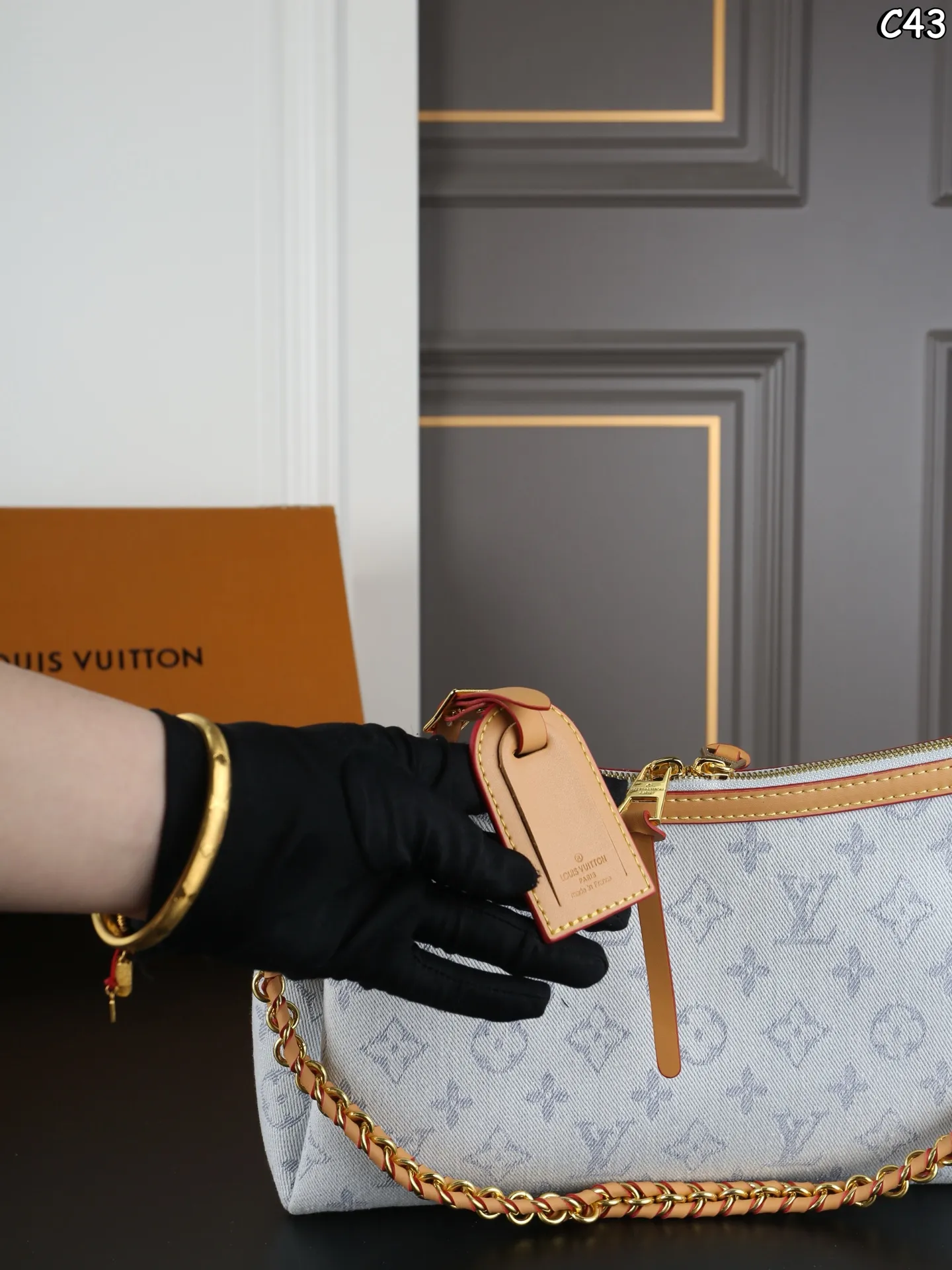 P205 折叠盒 LV 丹宁牛仔布 链条包 单肩包 腋下包 中古包 搭配丹宁凸显质感又时髦 简单随性，四季适用不过时 真是绝美的一只 编织链条细节感十足，肩背超帅气 ✔️包身自带挺括感，西装连衣裙都可搭配 ✔️容量巨大，通勤包妈咪包完美之选 尺寸：28&times;18