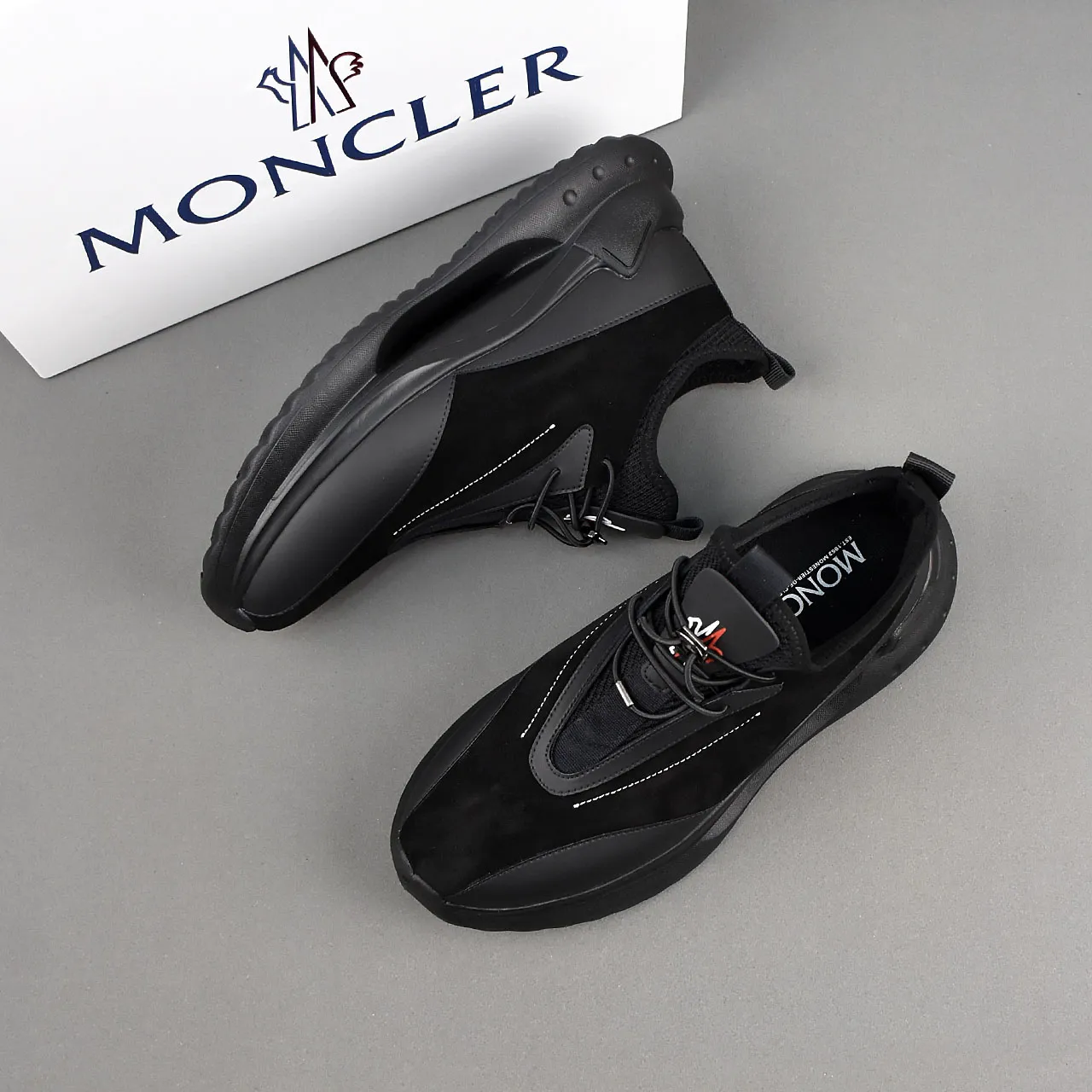 PP290👟👟👟 Moncler蒙口男士户外系带运动鞋,具有舒适防滑性能,专为户外跑步或都市漫步而设。兼备创新、功能性与图形细节于一体,从高山氛围汲取灵感,诠释潮流时尚。多种原版材料拼接而成,鞋面采用鞋带和橡胶嵌件设计,大底采发泡超轻大底,具有高弹性高耐磨性,提高舒适性!39-44(38和45定做)7️⃣色可选
