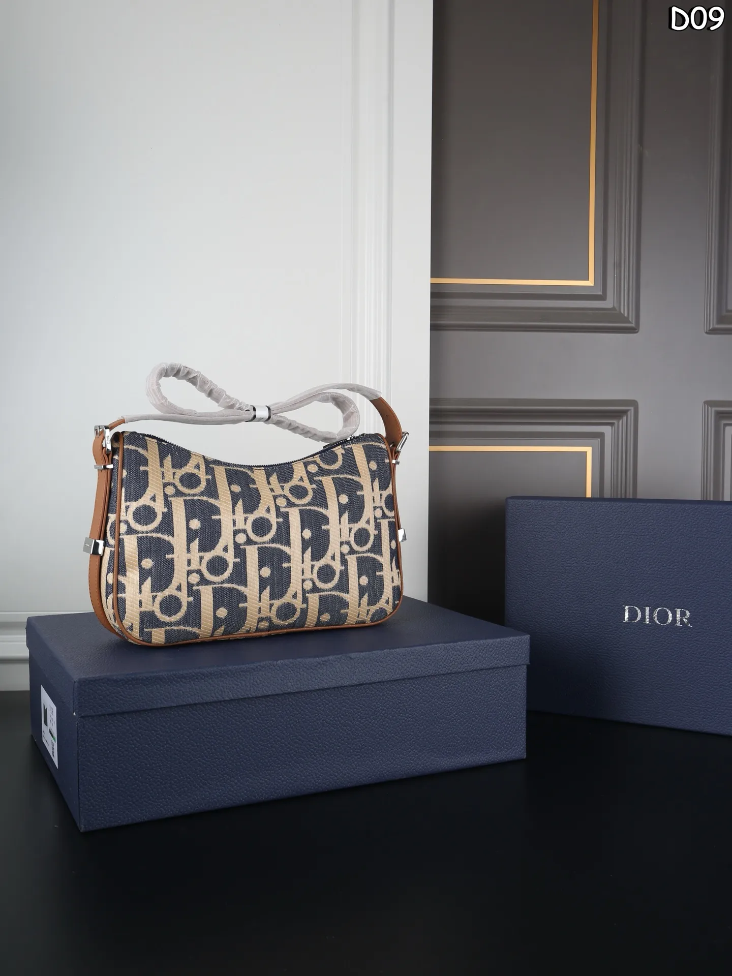 大P180 天地盖 小P175 天地盖 DIOR迪奥 饭盒包 单肩包斜挎包 超大容量,更是百搭 一年四季都好背 让你秒变时髦精 这只老花拉链包的质感太绝了被这只Slider拉链水饺包的细节狠狠拿捏! 每一处缝线都工整利落,五金光泽饱满,兼顾颜值与实用性,是通勤休闲都适配的高级款! 尺寸:42×28/32×20