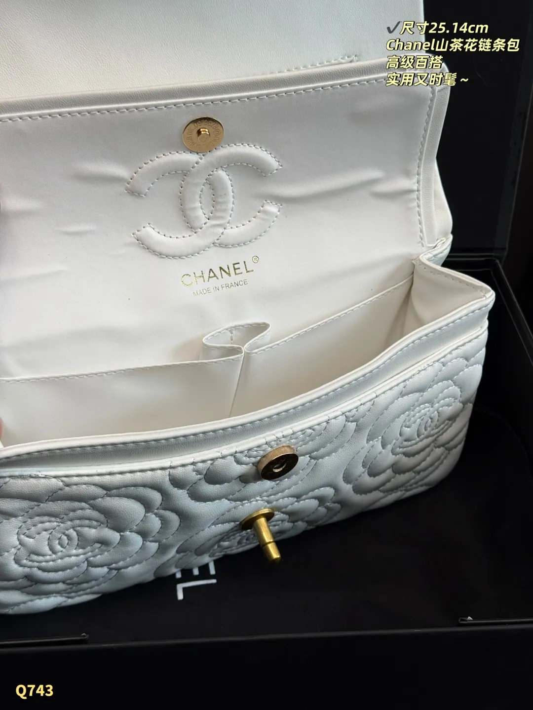 💰125 折叠盒 尺寸:25.14cm 香奈儿山茶花菱格链条包,奶昔白皮革+金色链条,优雅复古气质满分✨。山茶花刺绣超有辨识度,象征纯洁与高贵。25×14cm容量刚好,手机钱包都能装,通勤约会都适合。链条可单肩or斜挎,百搭不挑衣服,实用又时髦,是轻奢女孩必入经典款!