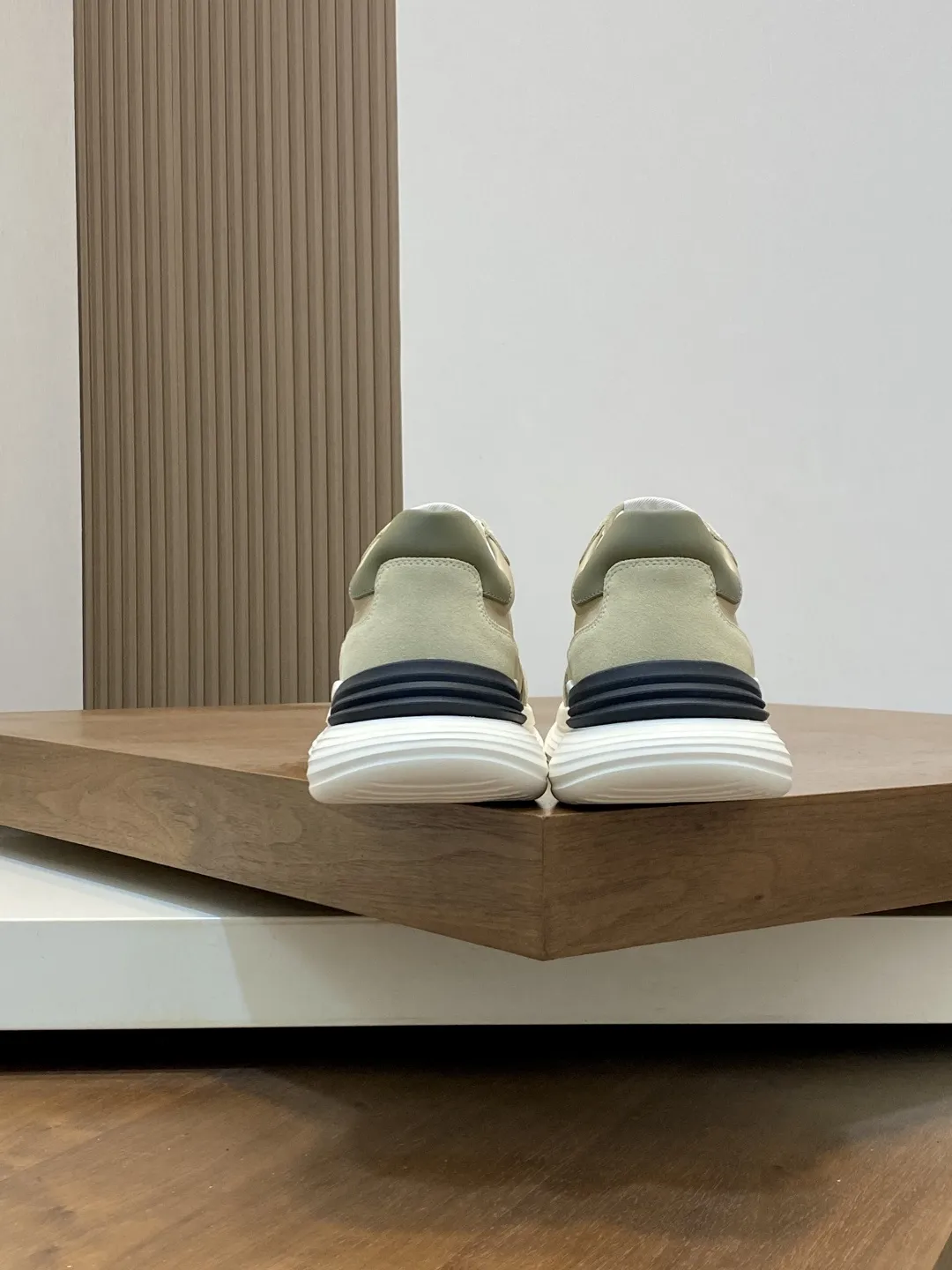 💰370 Moncler蒙口 男鞋运动鞋,进口透气网面、氯丁橡胶 各种材质拼接打造，鞋面采用鞋带和橡胶嵌件设计，后跟Moncler标志，大底采用TPU+橡胶+高弹橡胶发泡组合成型，具有高弹性高耐磨性，提高舒适性，无论是鞋面还是颜色设计都值得入手！Size：39-44（38 45定做）