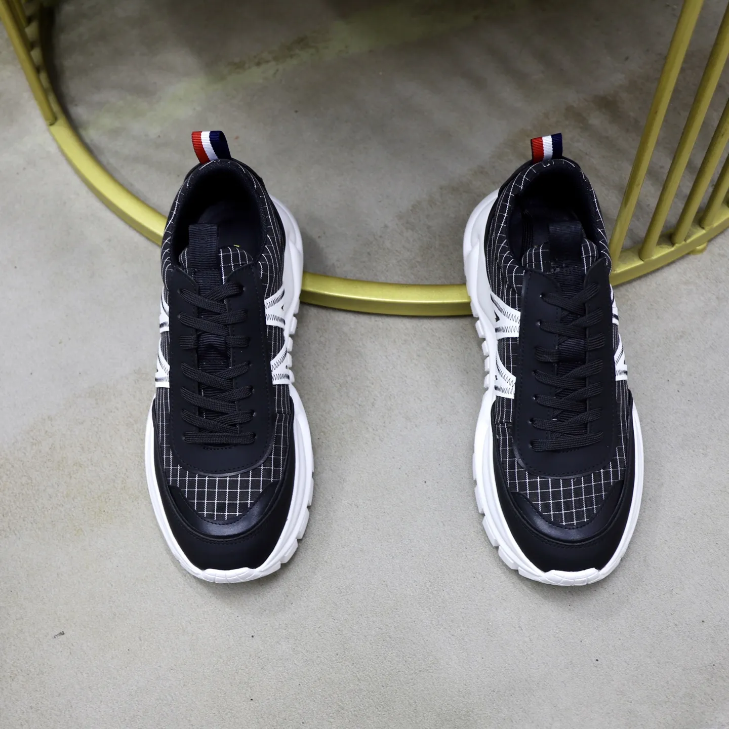 出厂价：221💰【MONCLER】盟可睐(蒙口) -鞋面：品牌布匹拼接皮料车 -内里：舒适透气 -大底：原版轻便柔软耐磨大底 -超高品控&middot;做工精细：凸显(高端&middot;贵气&middot;档次) -Size ：39-44（45可订做)