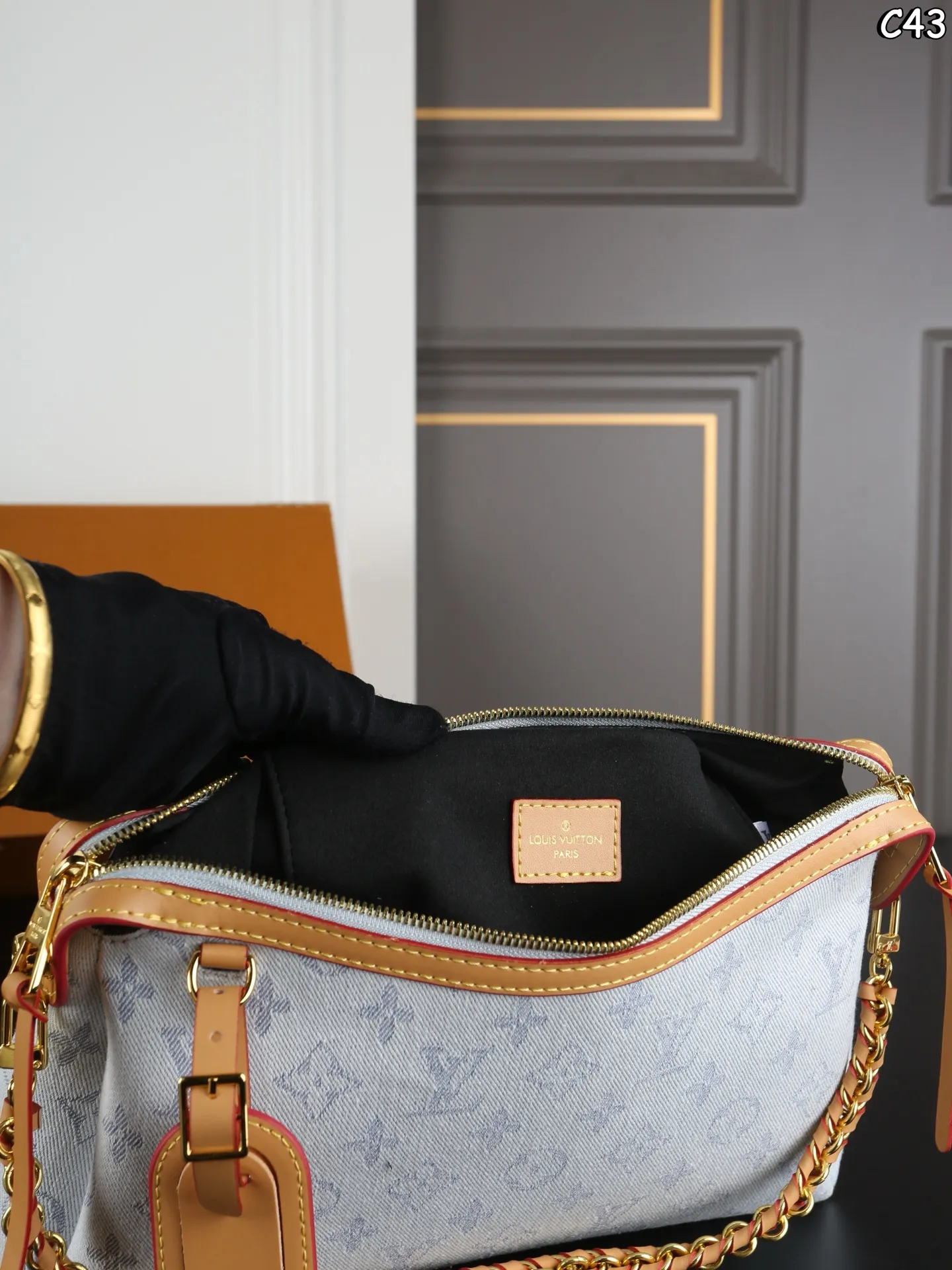 P205 折叠盒 LV 丹宁牛仔布 链条包 单肩包 腋下包 中古包 搭配丹宁凸显质感又时髦 简单随性,四季适用不过时 真是绝美的一只 编织链条细节感十足,肩背超帅气 ✔️包身自带挺括感,西装连衣裙都可搭配 ✔️容量巨大,通勤包妈咪包完美之选 尺寸:28×18