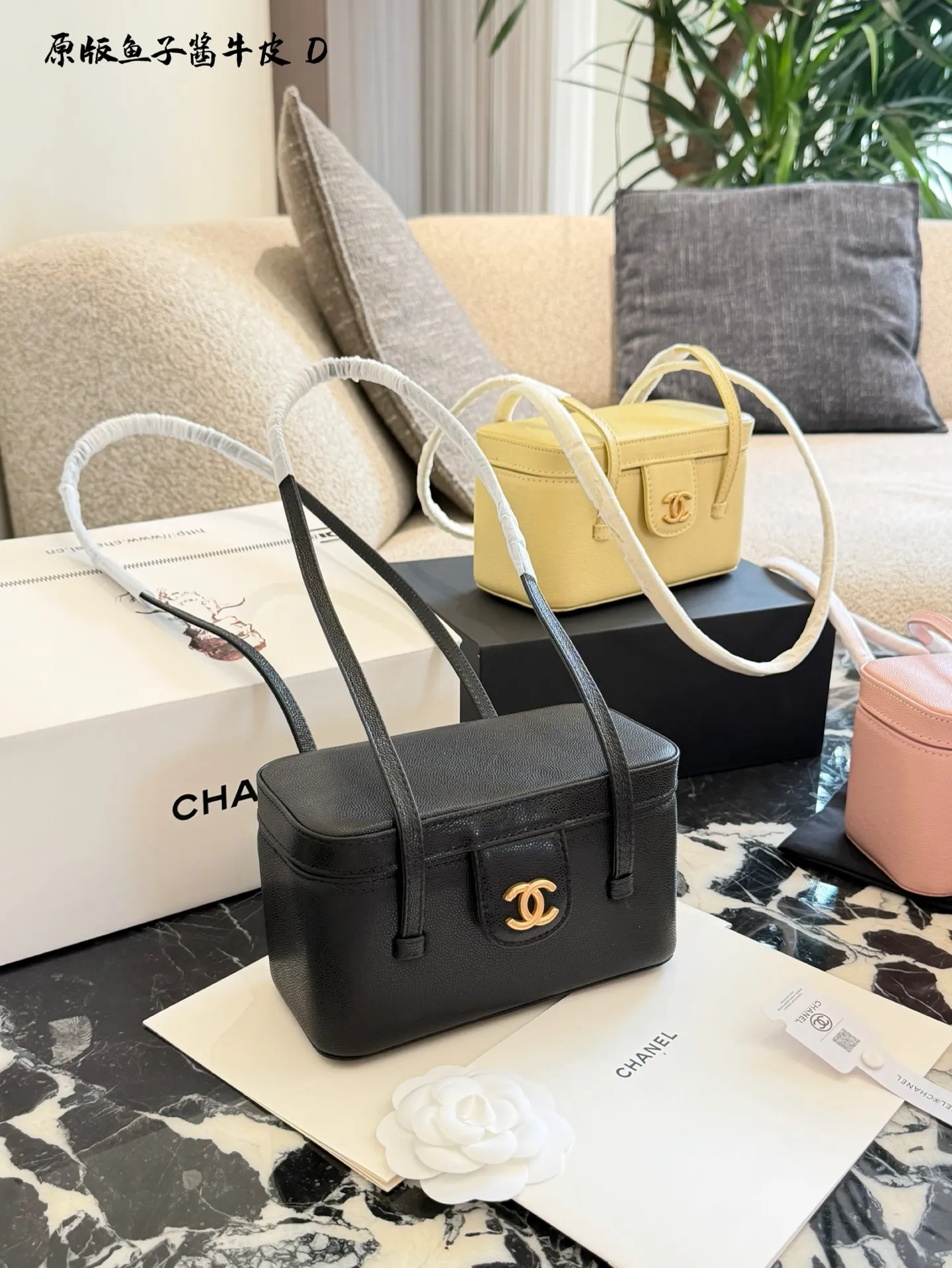 p250牛皮 香奈儿26P Preppy Coco盒子包 🖤香奈儿26P Preppy Coco盒子包,黑色鱼子酱牛皮+金色双C扣,简约复古又超有质感✨。长肩带设计,手提、单肩、斜挎都OK,通勤or出街都很百搭!鱼子酱牛皮耐磨抗造,光泽感满分,实用又时髦,是26P系列超火的代表款,时髦精必入!