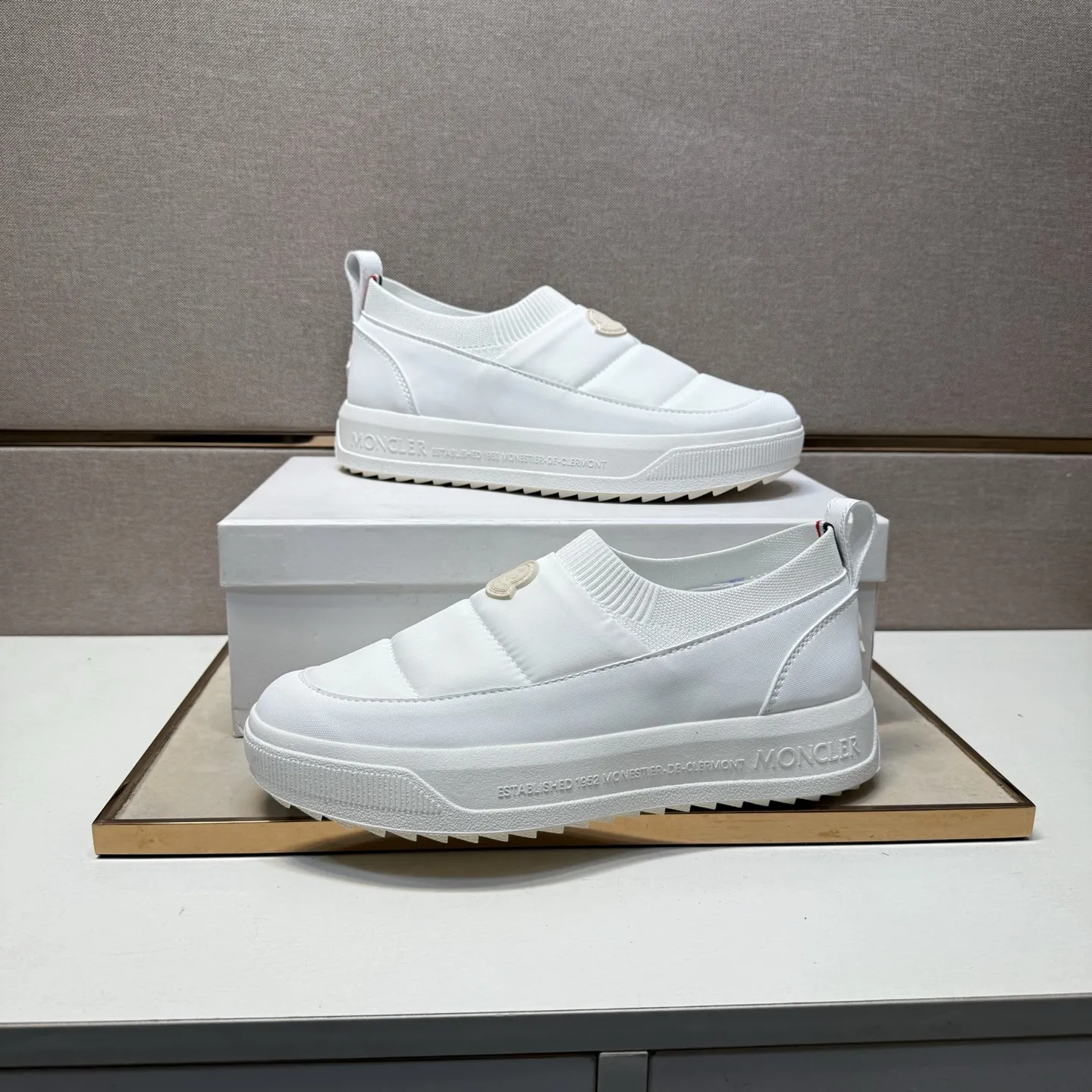 ⬛️出厂价p220【蒙口～】情侣装休闲鞋 2025z柜同步发售 🔶码数:36-44 #️⃣ 🔷3个颜色🔜鞋面选用多材质拼接➕网布内里，舒适透气，鞋底：原版舒适耐磨大底，⚠️实物📱拍摄🎬实物更赞📢📢📢