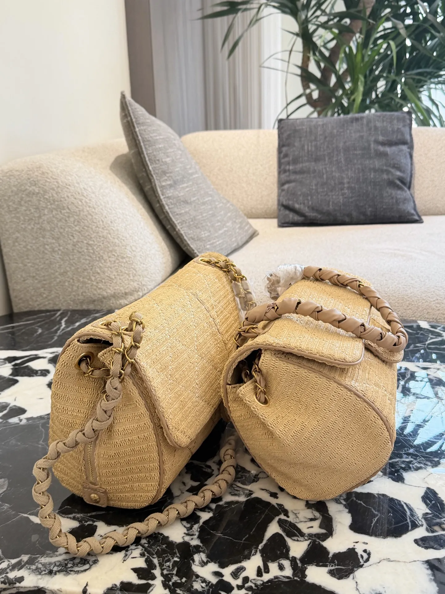 短链条p240长链条p260 香奈儿草编链条包​​ 🌾香奈儿草编链条包，天然草编材质，搭配经典金属双C标志，优雅又有度假氛围感✨。编织链条肩带，实用又美观，手提或斜挎都很百搭。尺寸适中，日常出行、度假都能轻松装下随身物品。草编材质轻便透气，夏天背超合适，搭配连衣裙或休闲装都很出彩，轻松打造法式优雅风格💛。30cm35cm