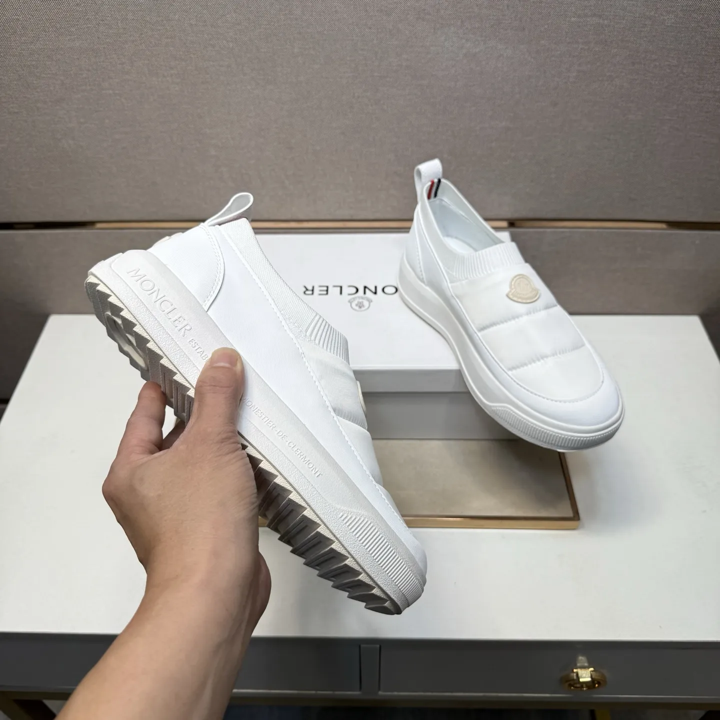 ⬛️出厂价p220【蒙口～】情侣装休闲鞋 2025z柜同步发售 🔶码数:36-44 #️⃣ 🔷3个颜色🔜鞋面选用多材质拼接➕网布内里，舒适透气，鞋底：原版舒适耐磨大底，⚠️实物📱拍摄🎬实物更赞📢📢📢