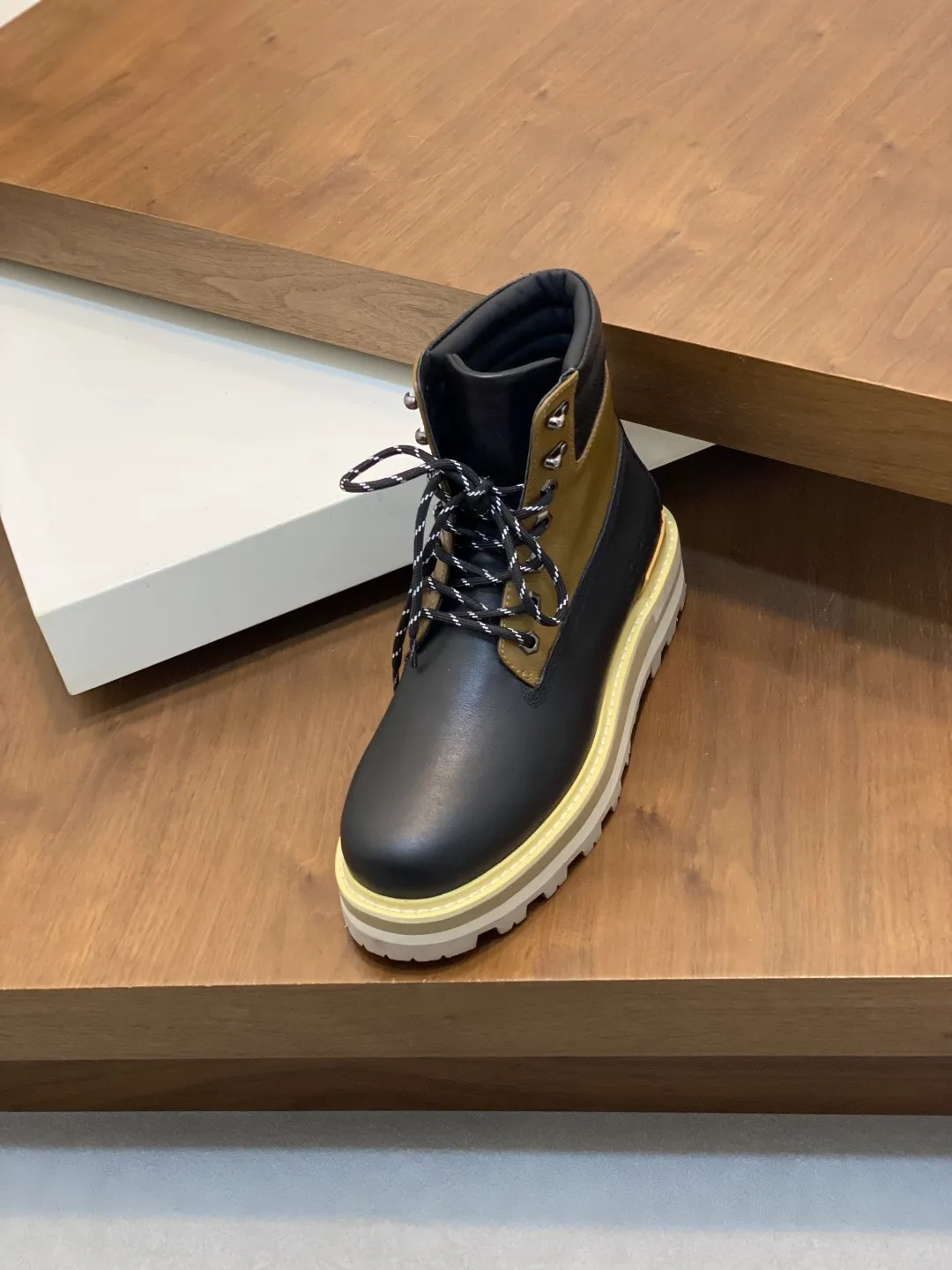 💰500 monc—蒙口 顶级原版男鞋高端品牌,新款上市,顶级奢侈品牌,最新時尚休闲高低帮,潮流百搭之款,轻松运动风,鞋面采用原版牛皮。原版牛皮内里【毛里订做】 加超精细做工。原版私模、个性时尚橡膠耐磨大底,上脚轻巧舒适。码数:39-44 。(38、45可定做)