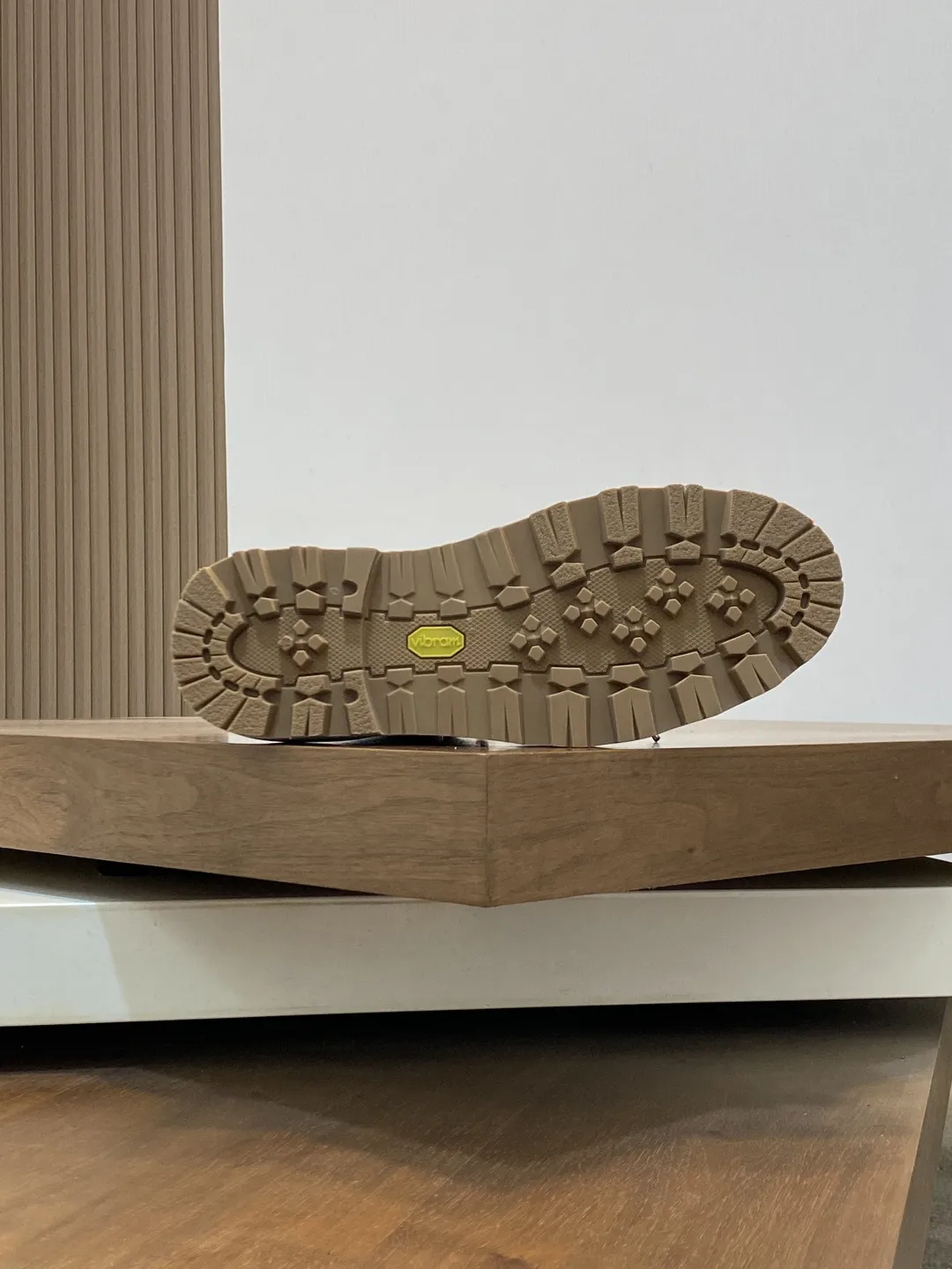 💰500 monc&mdash;蒙口 顶级原版男鞋高端品牌，新款上市，顶级奢侈品牌，最新時尚休闲高低帮，潮流百搭之款，轻松运动风，鞋面采用原版牛皮。原版牛皮内里【毛里订做】 加超精细做工。原版私模、个性时尚橡膠耐磨大底，上脚轻巧舒适。码数：39-44 。（38、45可定做）